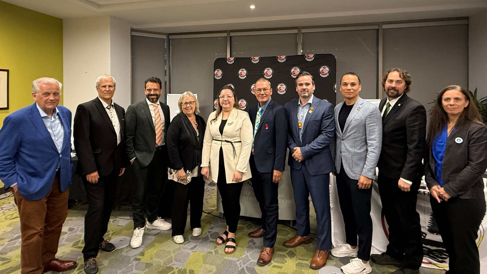 De gauche à droite : Robert Janes, André Bélanger, Haroun Bouazzi, Elizabeth May, Cindy Woodhouse Nepinak, le chef Lance Haymond, Justin Roy, Francis Verreault-Paul, Sébastien Lemire et Rebecca Pétrin.

Photo gracieuseté.