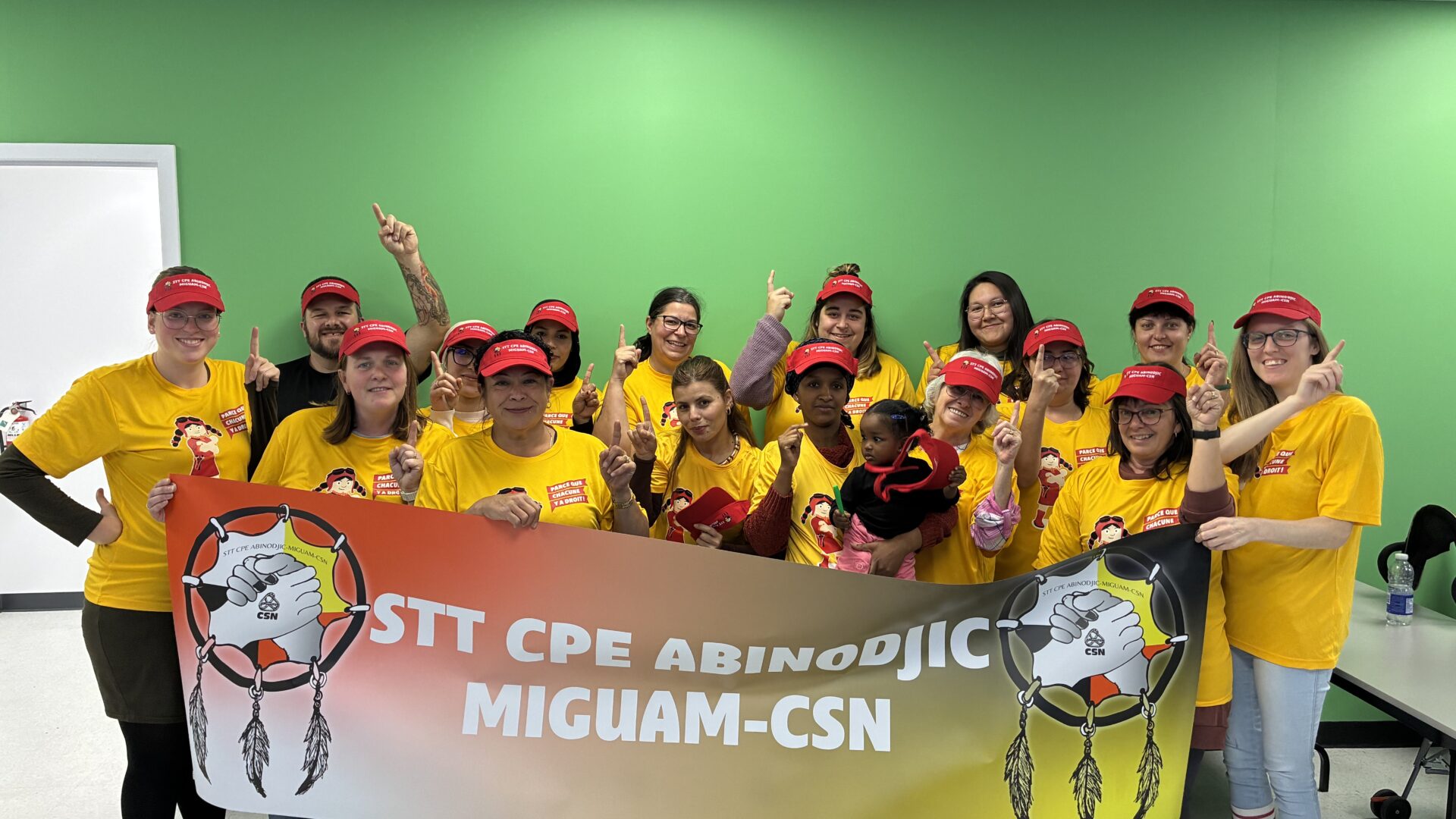 Les travailleuses du CPE Abinodjic-Miguam – CSN posent fièrement après l’adoption à 93 % de leur toute première convention collective.
(Crédit photo : Photo gracieuseté)  
