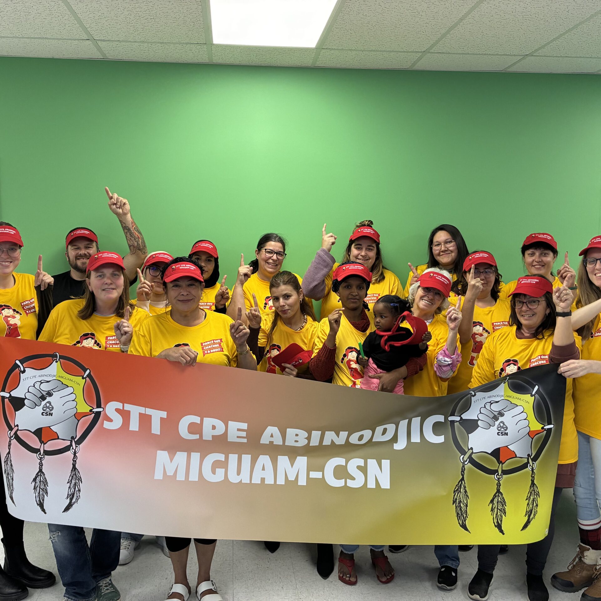 Les travailleuses du CPE Abinodjic-Miguam – CSN posent fièrement après l’adoption à 93 % de leur toute première convention collective.
(Crédit photo : Photo gracieuseté)  
