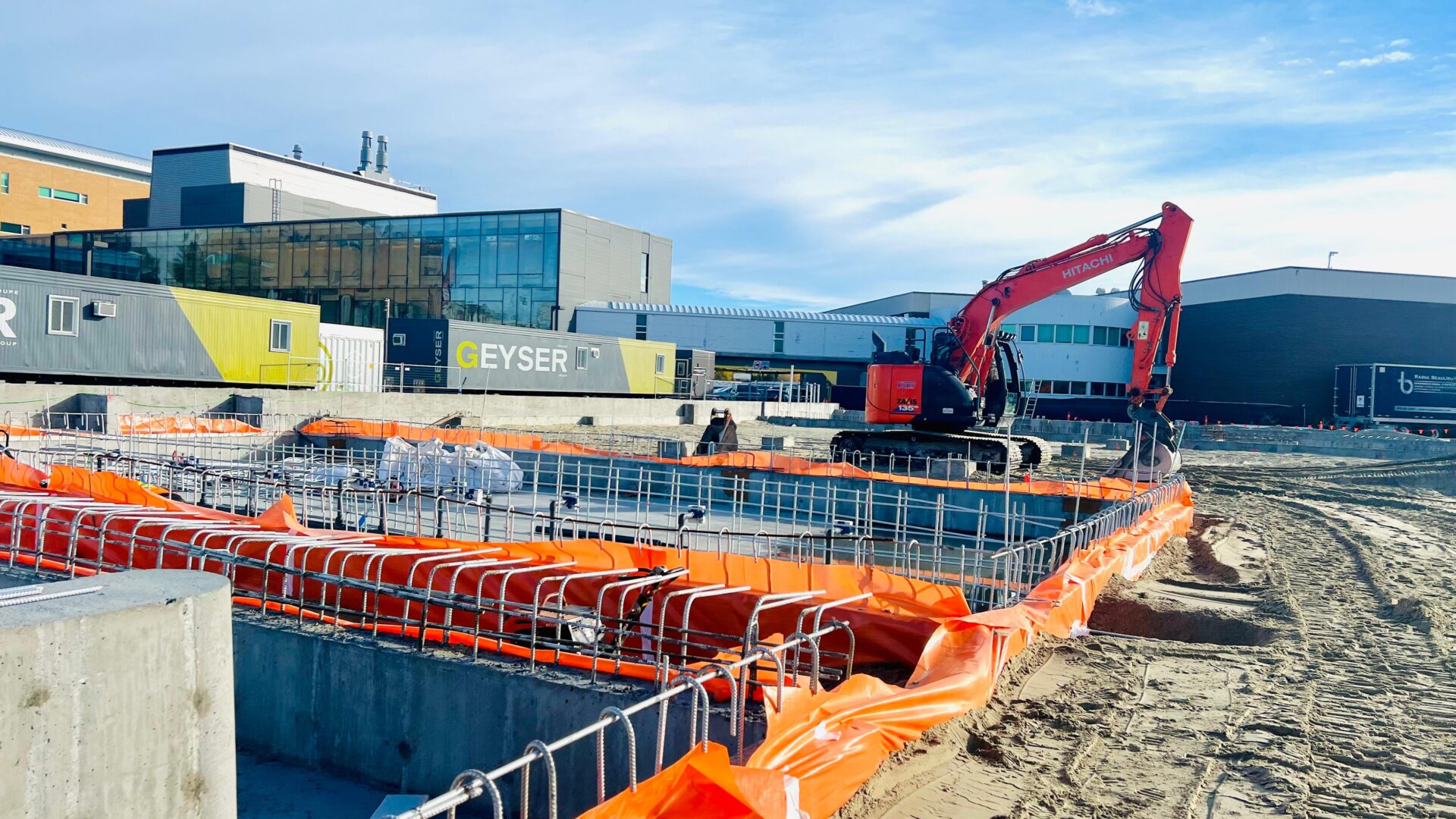 Les travailleurs s’activent depuis le mois de juin sur le chantier.
(Crédit Photo : Le Citoyen — Ricardo Jr Emmanuel)
