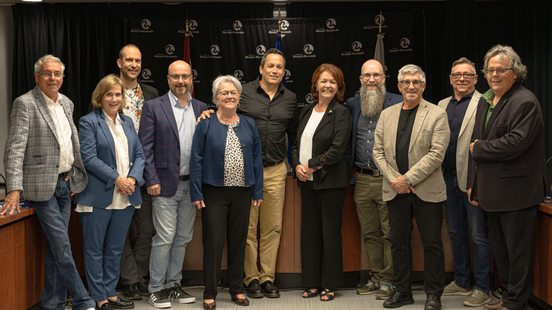 Diane Dallaire entourée des membres du conseil municipal lors de sa dernière assemblée publique à titre de mairesse. (5e à partir de la droite sur la photo) Photo Régis Massicotte