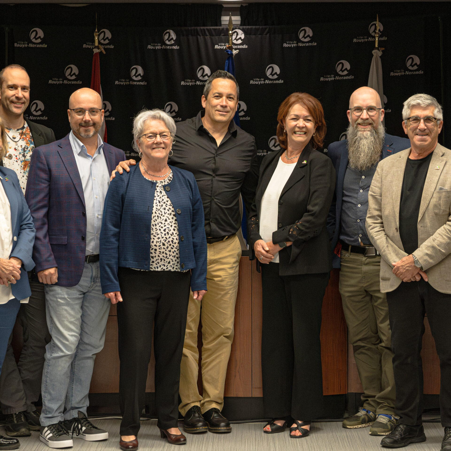Diane Dallaire entourée des membres du conseil municipal lors de sa dernière assemblée publique à titre de mairesse. (5e à partir de la droite sur la photo) Photo Régis Massicotte
