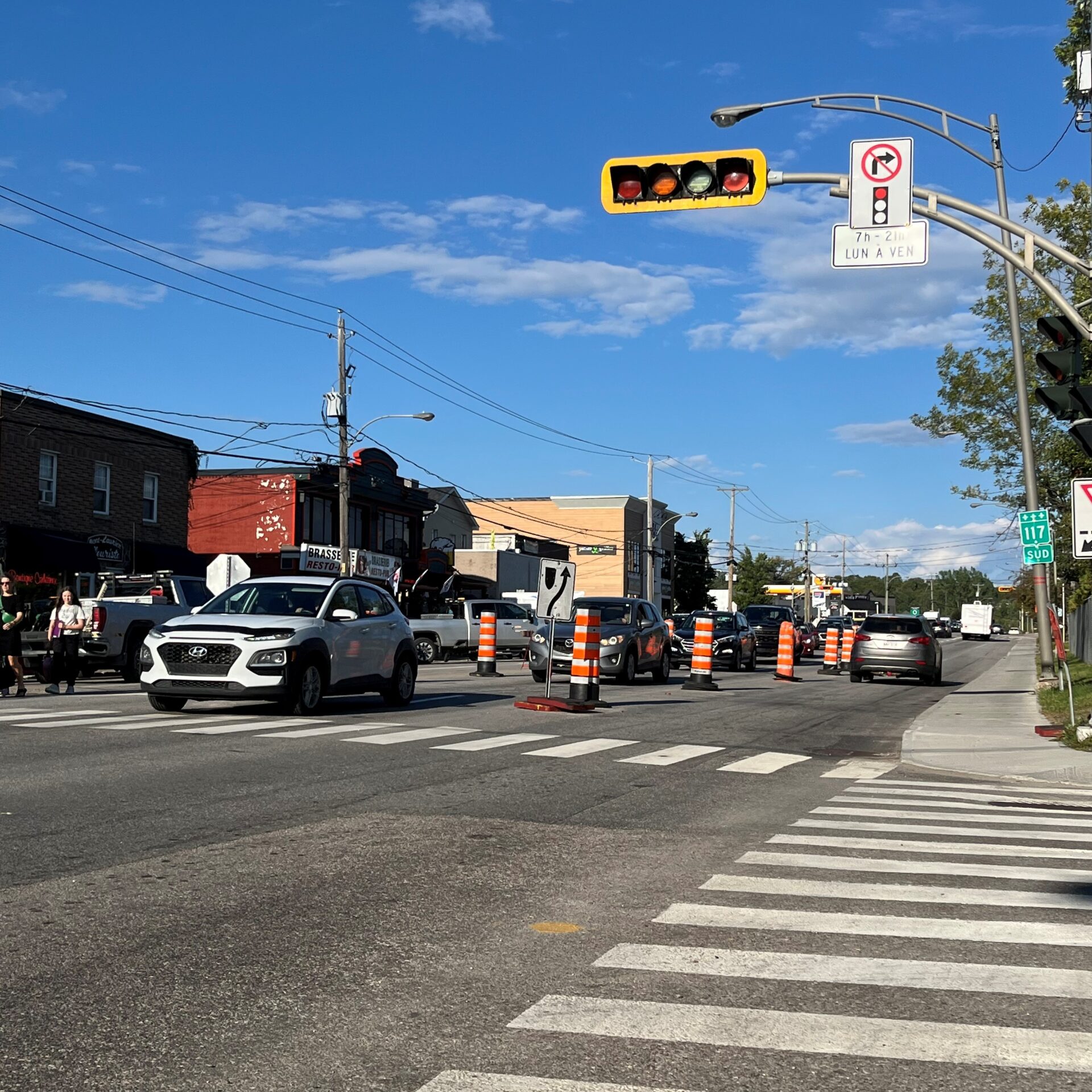 Des automobilistes attendent leur tour pour franchir le prochain feu sur le boulevard Albiny-Paquette.
Photo Médialo – Maxim Ouellette-Legault
