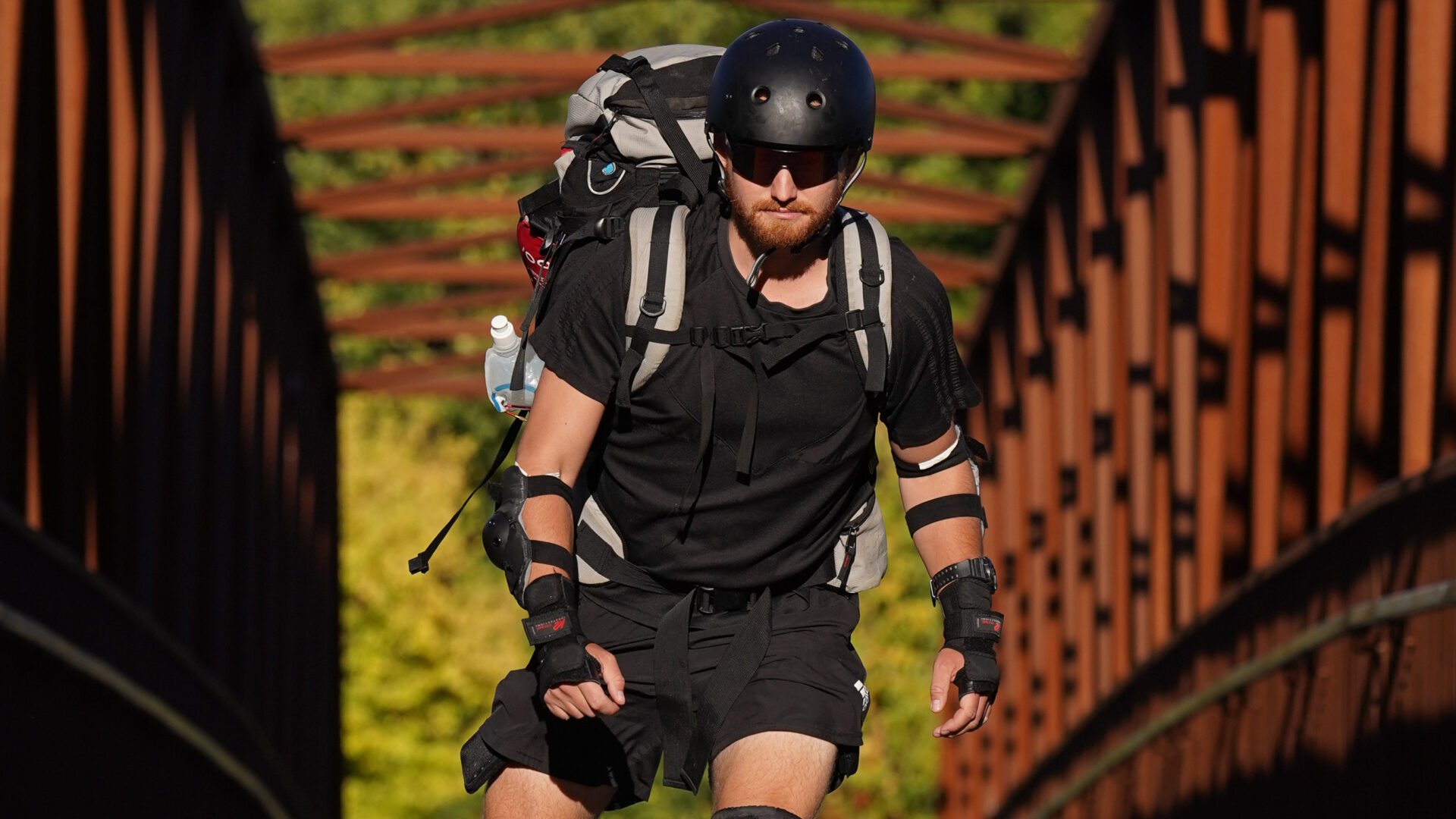 Sur la photo, Hugo Savard sur la piste cyclable du P’tit train du Nord, un sac de 40 livres sur le dos.
Photo gracieuseté – Kira Shots
