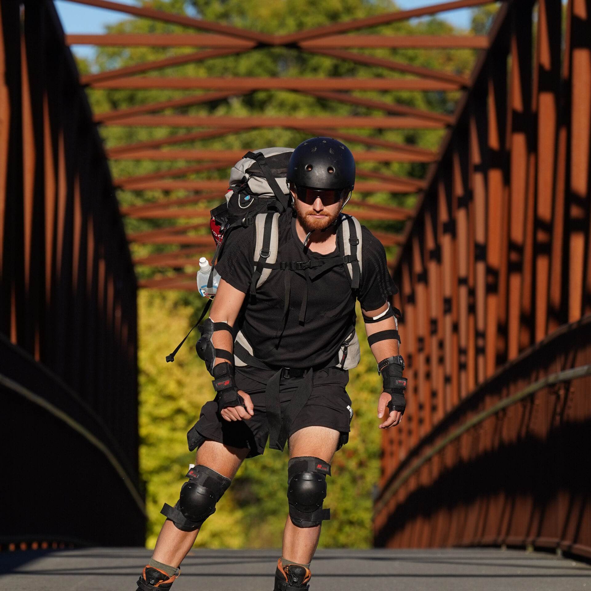 Sur la photo, Hugo Savard sur la piste cyclable du P’tit train du Nord, un sac de 40 livres sur le dos.
Photo gracieuseté – Kira Shots
