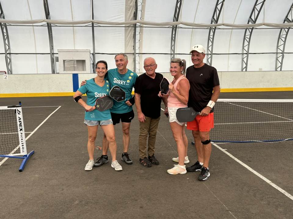 Le maire de Lac-des-Écorces, Pierre Flamand, pose avec des joueurs de pickleball.