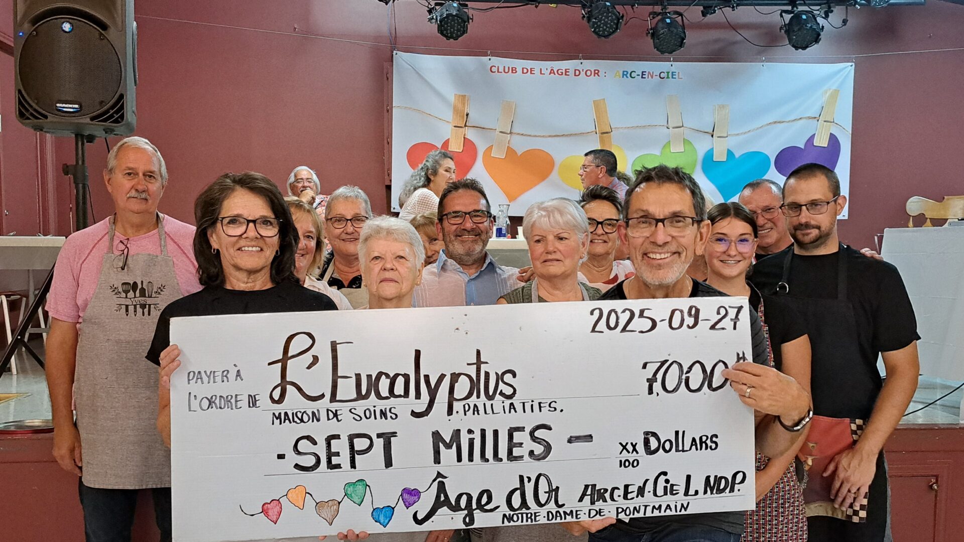 Les membres du Club de l’âge d’or Arc-en-ciel remettant un chèque de 7000$ à L’Eucalyptus. 