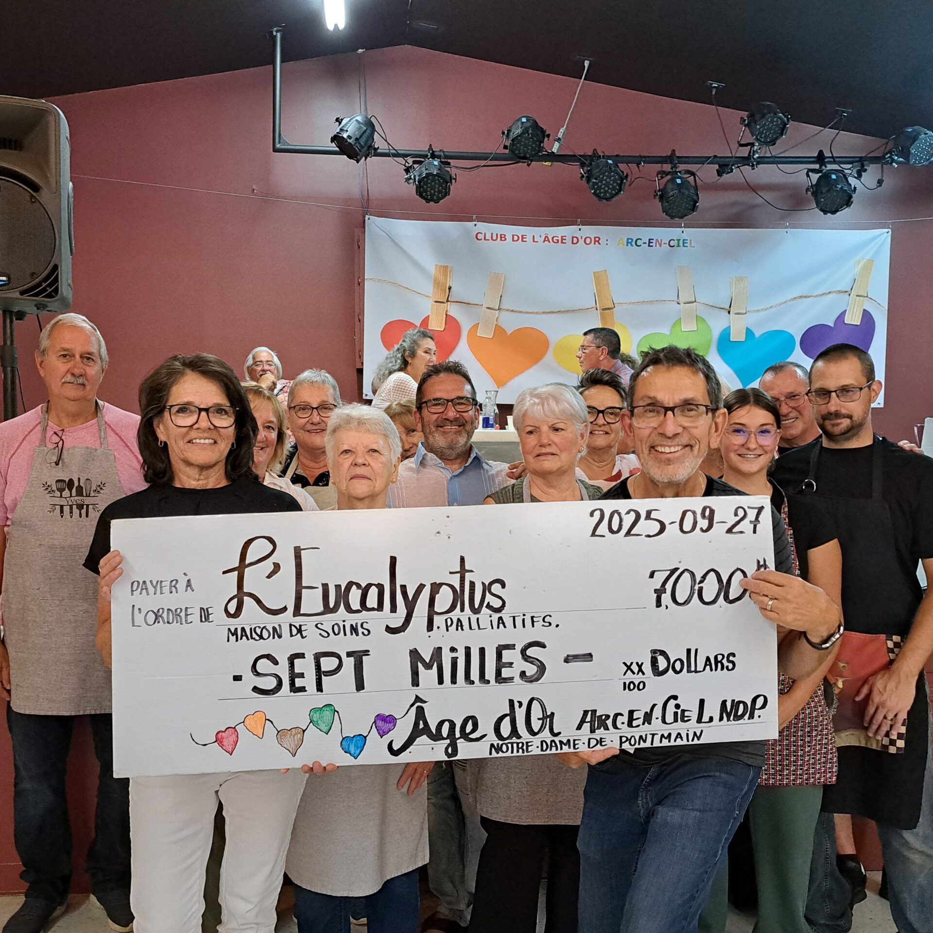 Les membres du Club de l’âge d’or Arc-en-ciel remettant un chèque de 7000$ à L’Eucalyptus. 