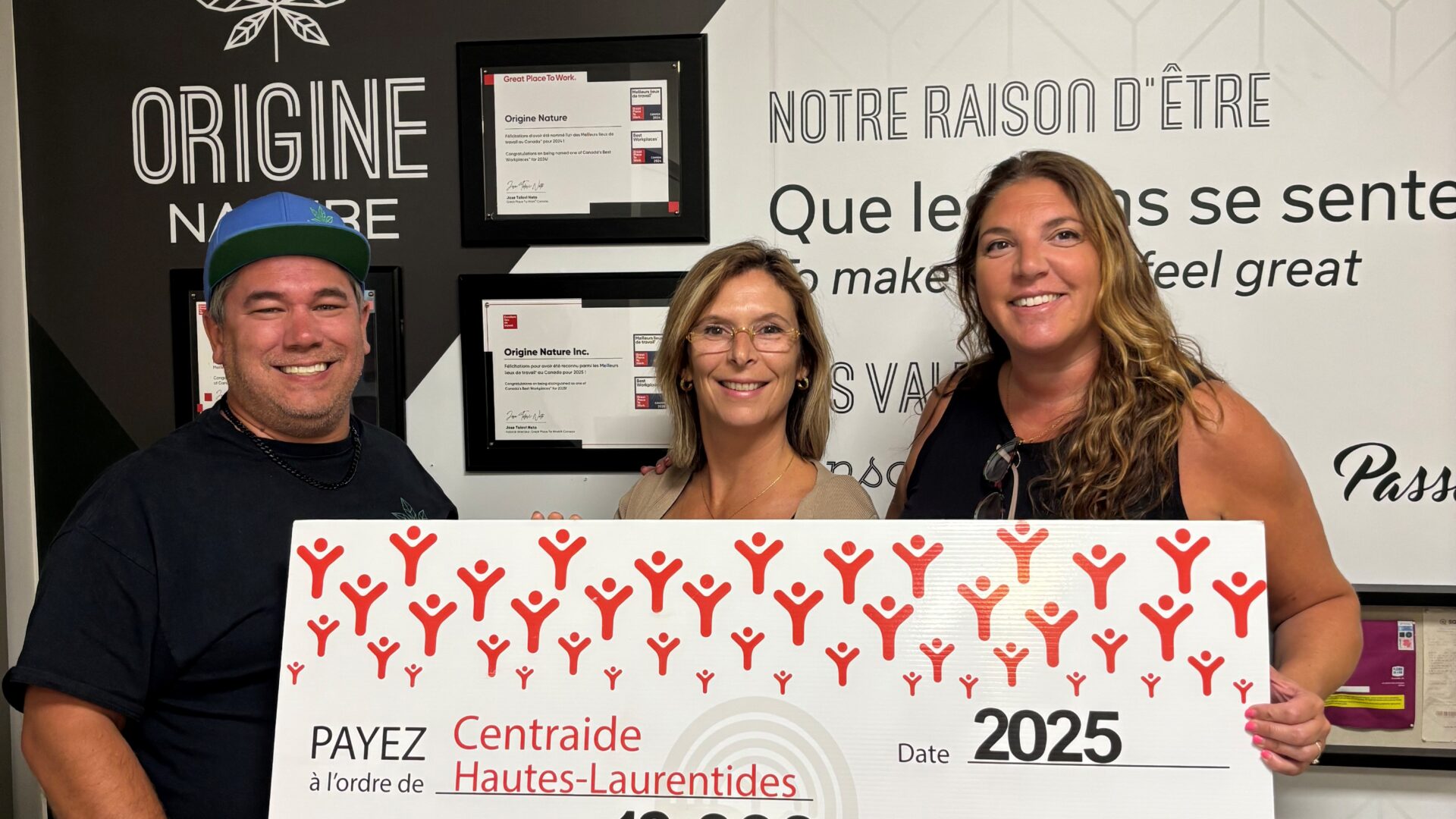 Sur la photo : David Bow, président-directeur général d’Origine Nature, Laure Voilquin, directrice développement et partenariats de Centraide Hautes-Laurentides, et Rachel Durso, vice-présidente administration d’Origine Nature.
Photo gracieuseté – Centraide Hautes-Laurentides