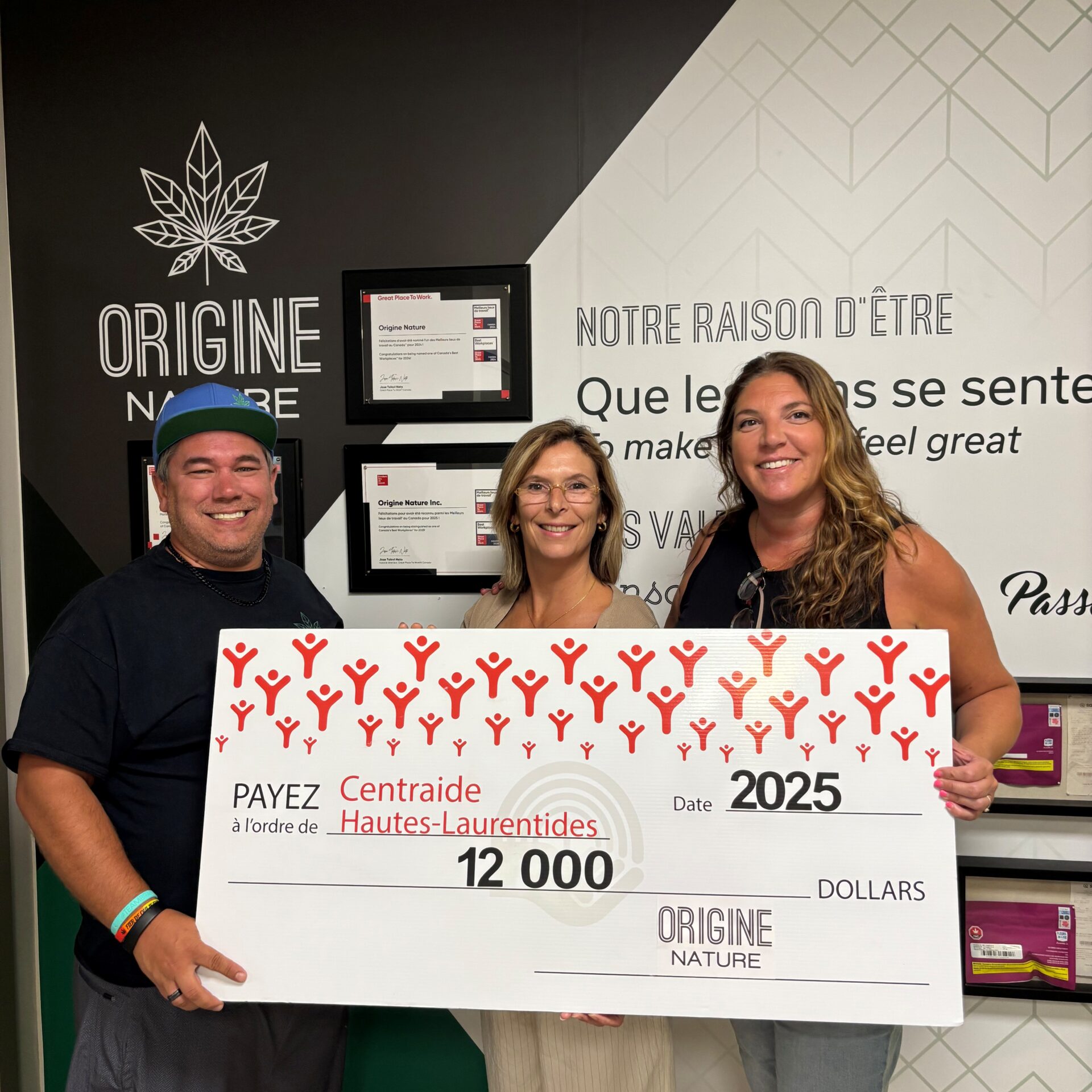 Sur la photo : David Bow, président-directeur général d’Origine Nature, Laure Voilquin, directrice développement et partenariats de Centraide Hautes-Laurentides, et Rachel Durso, vice-présidente administration d’Origine Nature.
Photo gracieuseté – Centraide Hautes-Laurentides