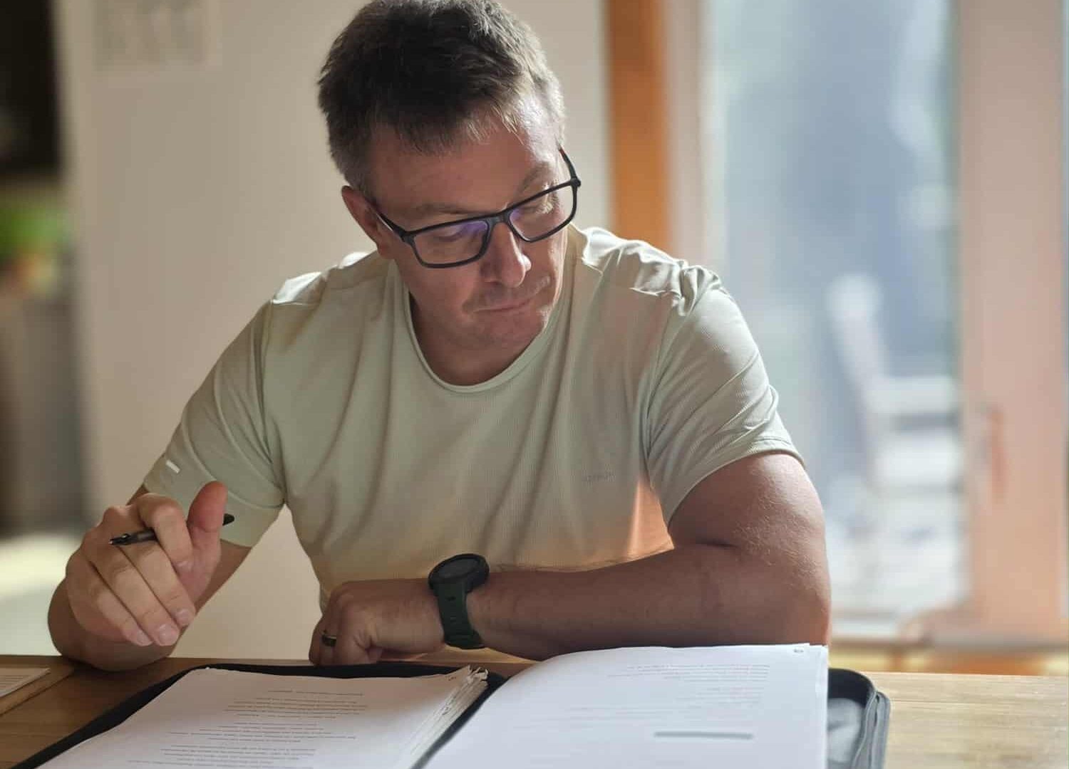 Philippe Bélisle à l'écriture de son spectacle.
Photo gracieuseté – Philippe Bélisle