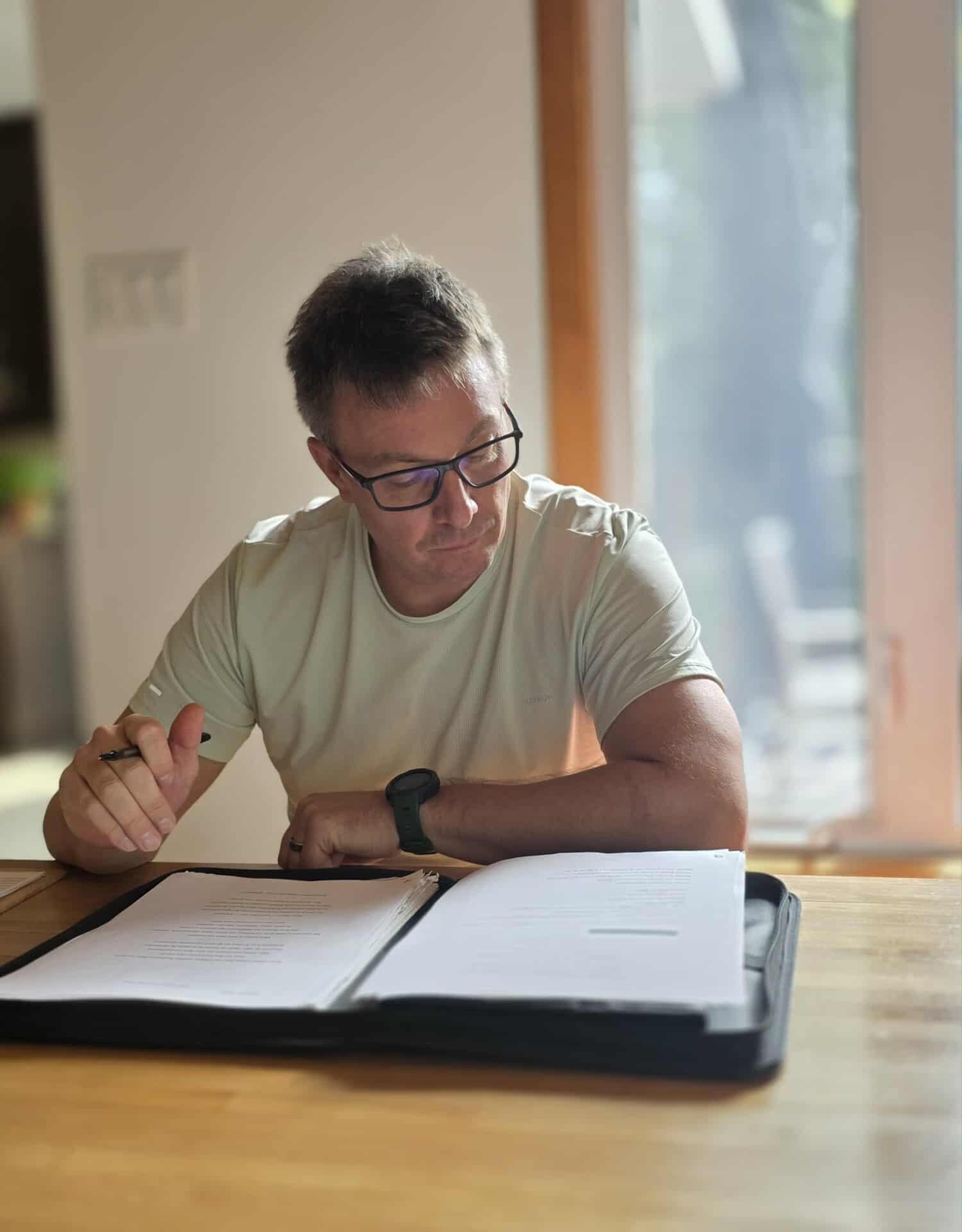 Philippe Bélisle à l'écriture de son spectacle.
Photo gracieuseté – Philippe Bélisle