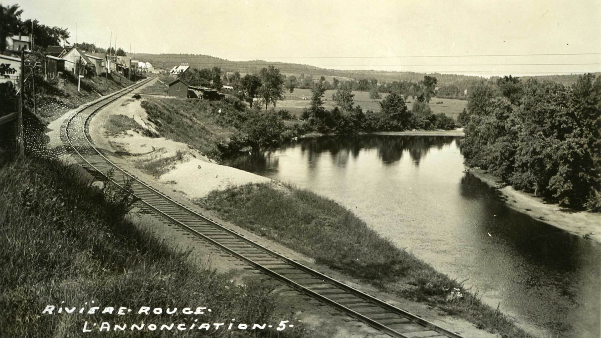 Arrivée du chemin de fer à L'Annonciation (Rivière-Rouge). Avec la gare de La Macaza, elle représentera pendant longtemps la porte d'entrée des Hautes-Laurentides, vers 1930.

Photo gracieuseté - SHGHL
