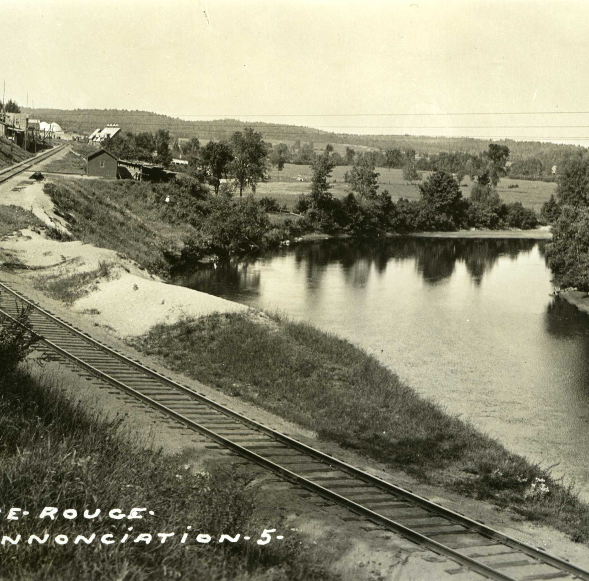 Arrivée du chemin de fer à L'Annonciation (Rivière-Rouge). Avec la gare de La Macaza, elle représentera pendant longtemps la porte d'entrée des Hautes-Laurentides, vers 1930.

Photo gracieuseté - SHGHL
