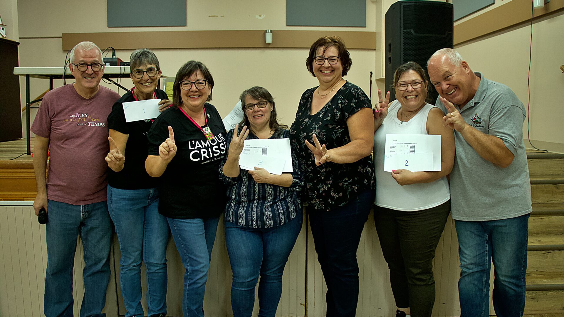 Dans l’ordre : Sylvain Ouimet, organisateur, Line Desrochers et Nathalie Arguin, 1ère position, France Barbeau et Jacinthe Thibault, 3e position, Sonia Martineau venue chercher le prix de l’équipe arrivée en 2e position, Sylvain Yelle, organisateur.
Photo gracieuseté - Claudine Théorêt
