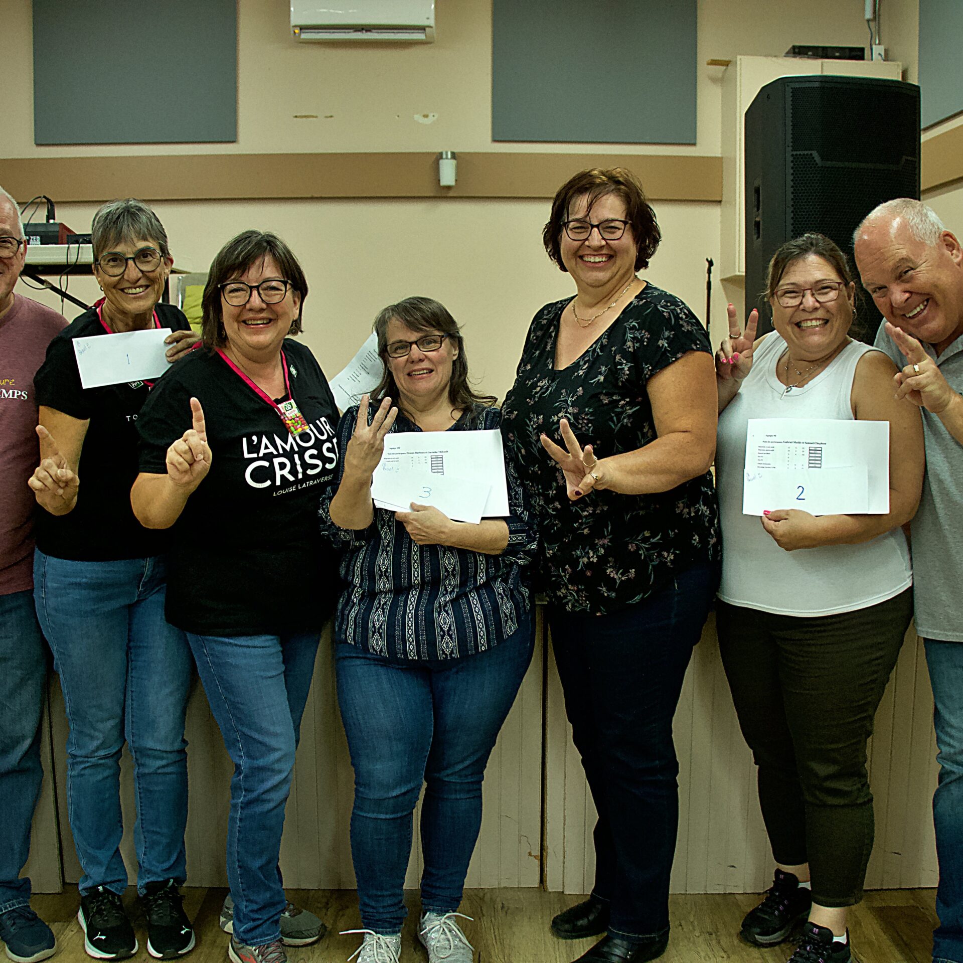 Dans l’ordre : Sylvain Ouimet, organisateur, Line Desrochers et Nathalie Arguin, 1ère position, France Barbeau et Jacinthe Thibault, 3e position, Sonia Martineau venue chercher le prix de l’équipe arrivée en 2e position, Sylvain Yelle, organisateur.
Photo gracieuseté - Claudine Théorêt
