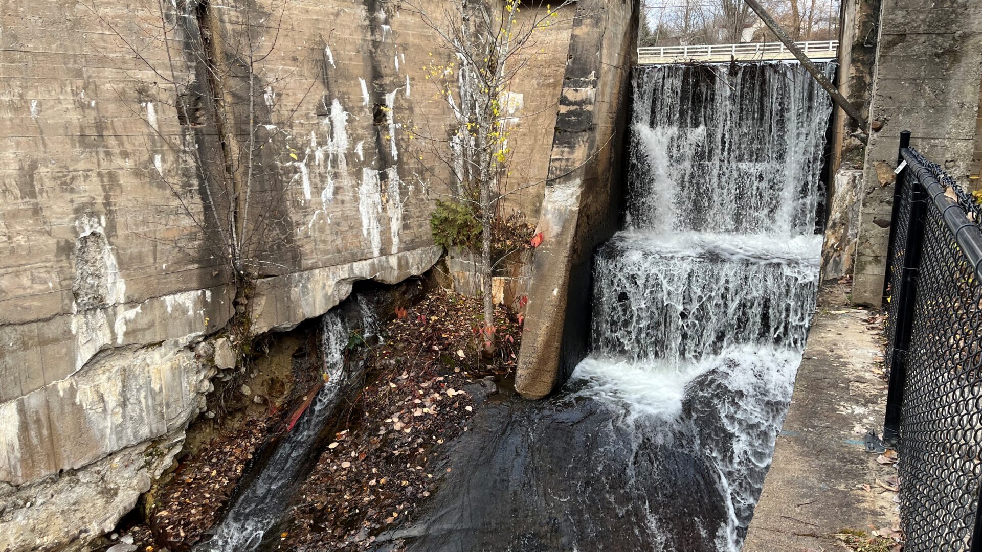 Le barrage Jean-Baptiste-Dubé, situé dans un parc au cœur du village de Saint-Aimé-du-Lac-des-Îles.