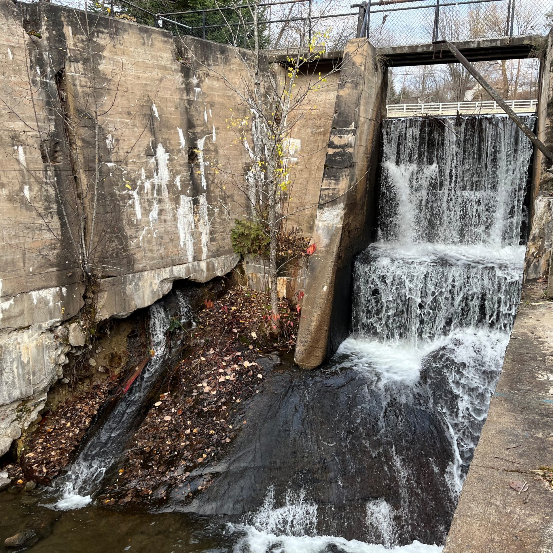 Le barrage Jean-Baptiste-Dubé, situé dans un parc au cœur du village de Saint-Aimé-du-Lac-des-Îles.