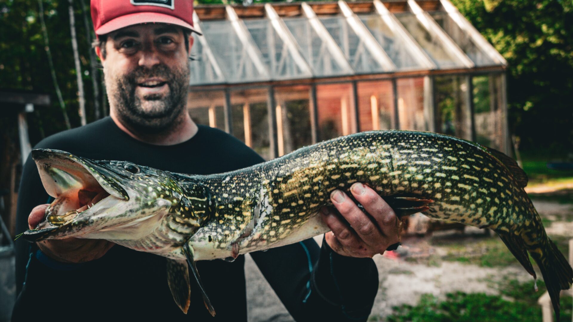 Antoine Mainville avec un brochet qu’il a harponné.
Photo gracieuseté – Antoine Mainville
