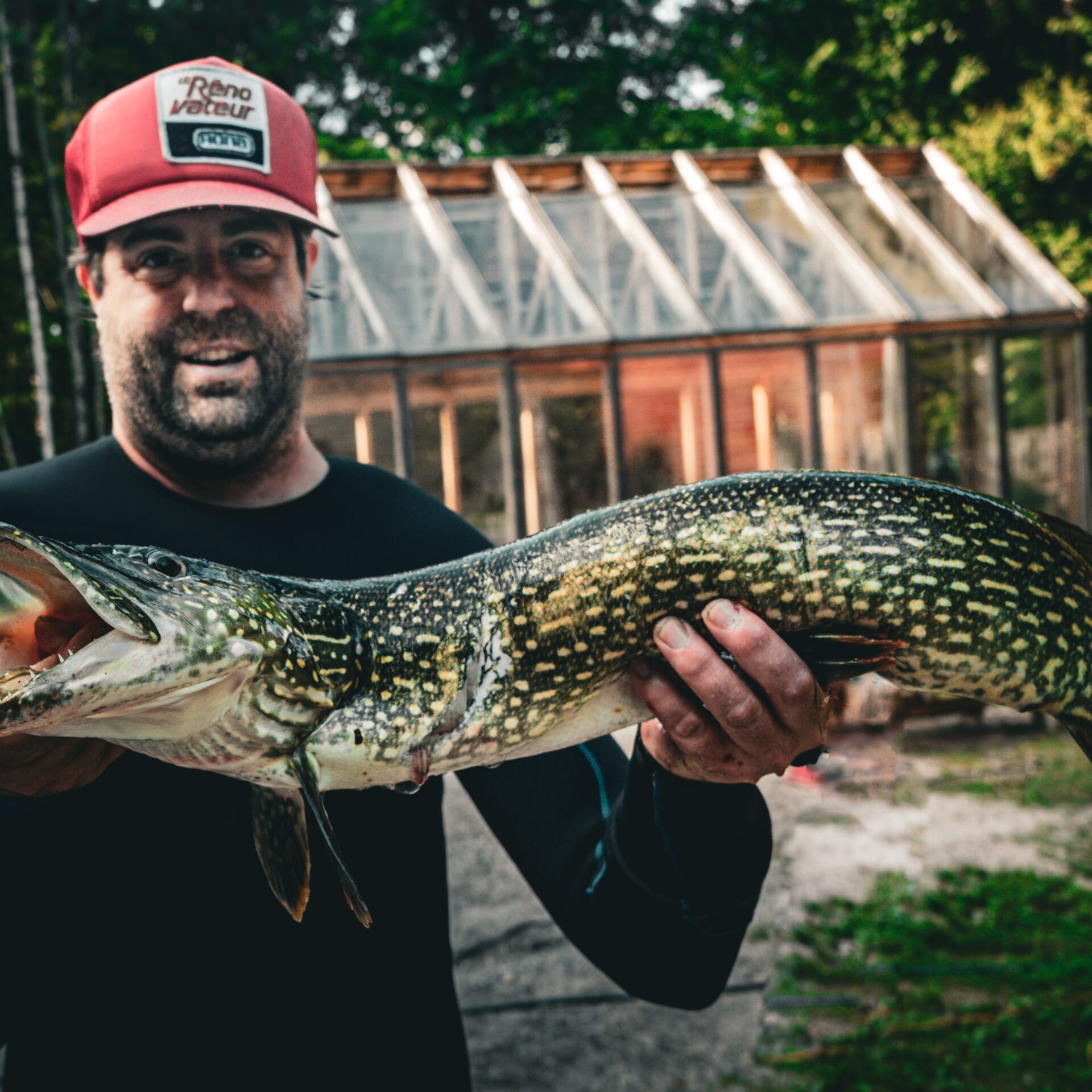 Antoine Mainville avec un brochet qu’il a harponné.
Photo gracieuseté – Antoine Mainville
