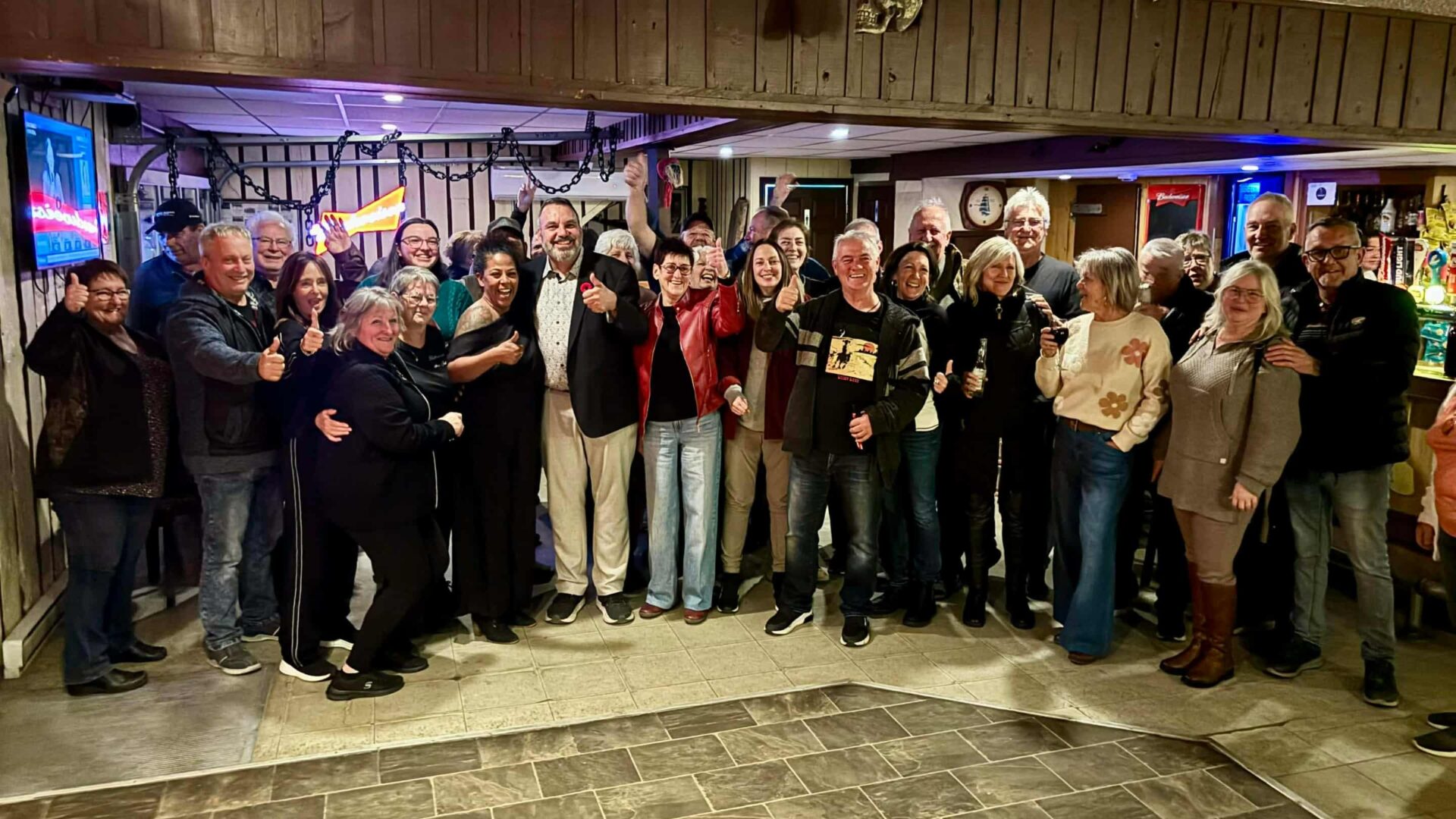 Stéphane Roy et ses partisans célébrant au Taram bar après le dépouillement.