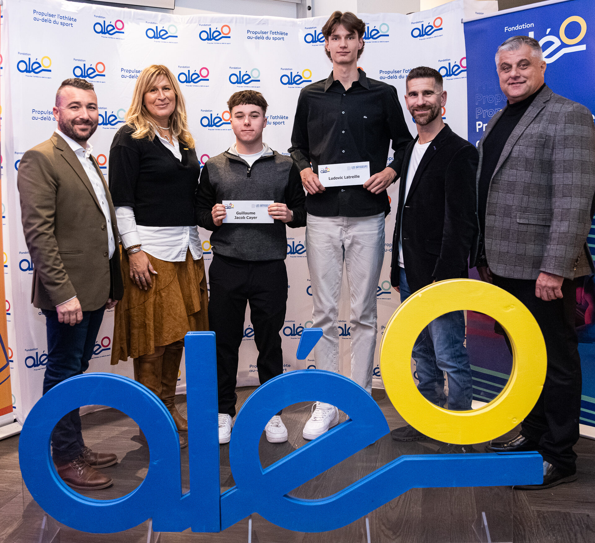 Jean-Sébastien Vadeboncoeur, cofondateur des Bâtisseurs, Patricia Demers, directrice générale de la Fondation Aléo, Guillaume Jacob Cayer, Ludovic Latreille, Eric Malouin, cofondateur des Bâtisseurs, et Jacques Leblanc, membre du CA de la Fondation Aléo.