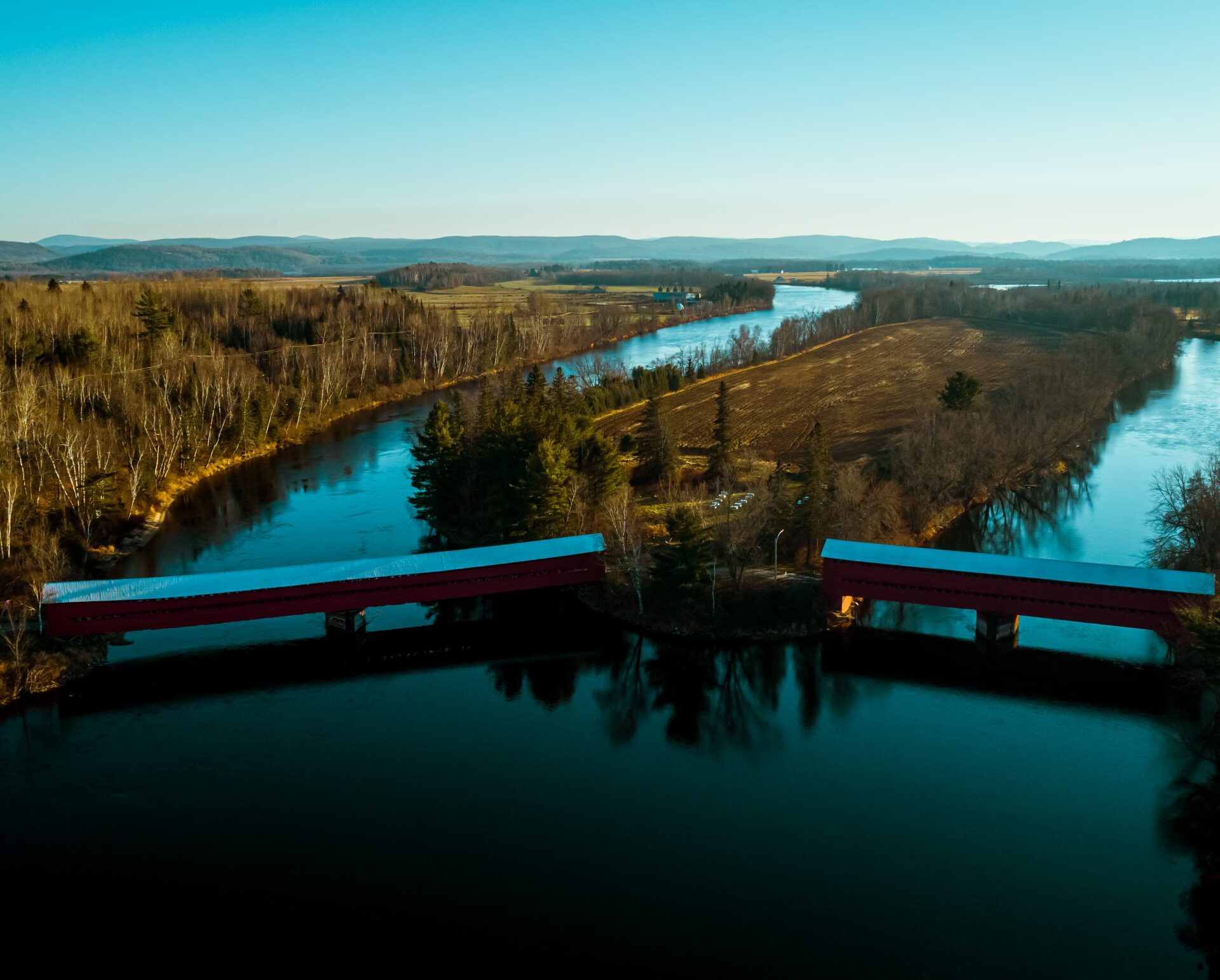 Vue aérienne des deux ponts couverts de Ferme-Rouge.