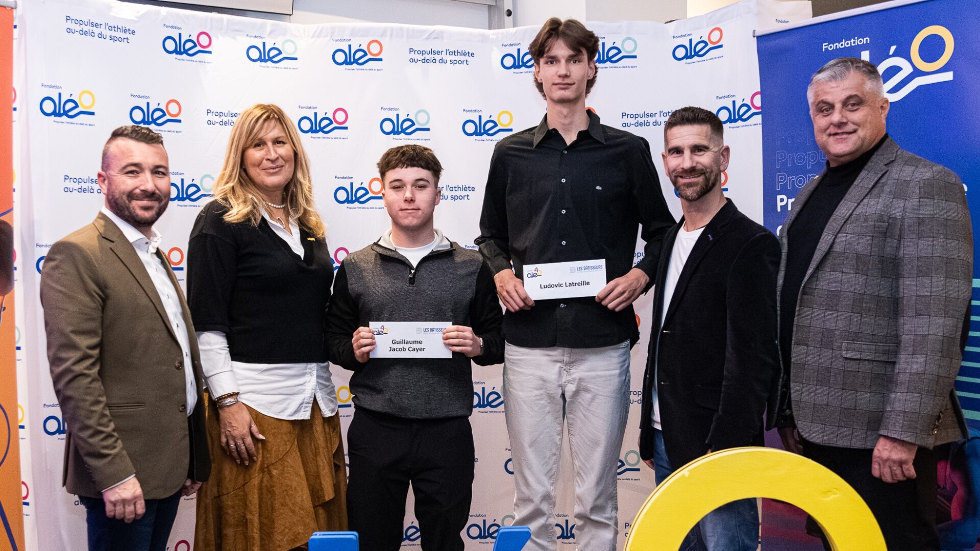 Jean-Sébastien Vadeboncoeur, cofondateur des Bâtisseurs, Patricia Demers, directrice générale de la Fondation Aléo, Guillaume Jacob Cayer, Ludovic Latreille, Eric Malouin, cofondateur des Bâtisseurs, et Jacques Leblanc, membre du CA de la Fondation Aléo.