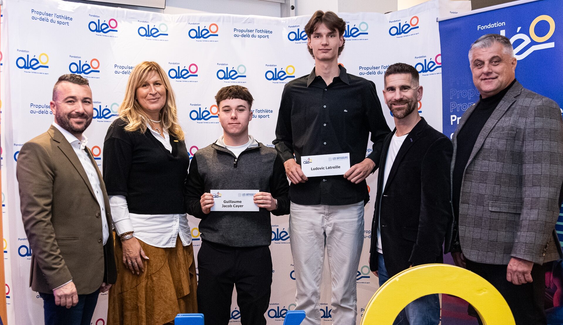 Jean-Sébastien Vadeboncoeur, cofondateur des Bâtisseurs, Patricia Demers, directrice générale de la Fondation Aléo, Guillaume Jacob Cayer, Ludovic Latreille, Eric Malouin, cofondateur des Bâtisseurs, et Jacques Leblanc, membre du CA de la Fondation Aléo.