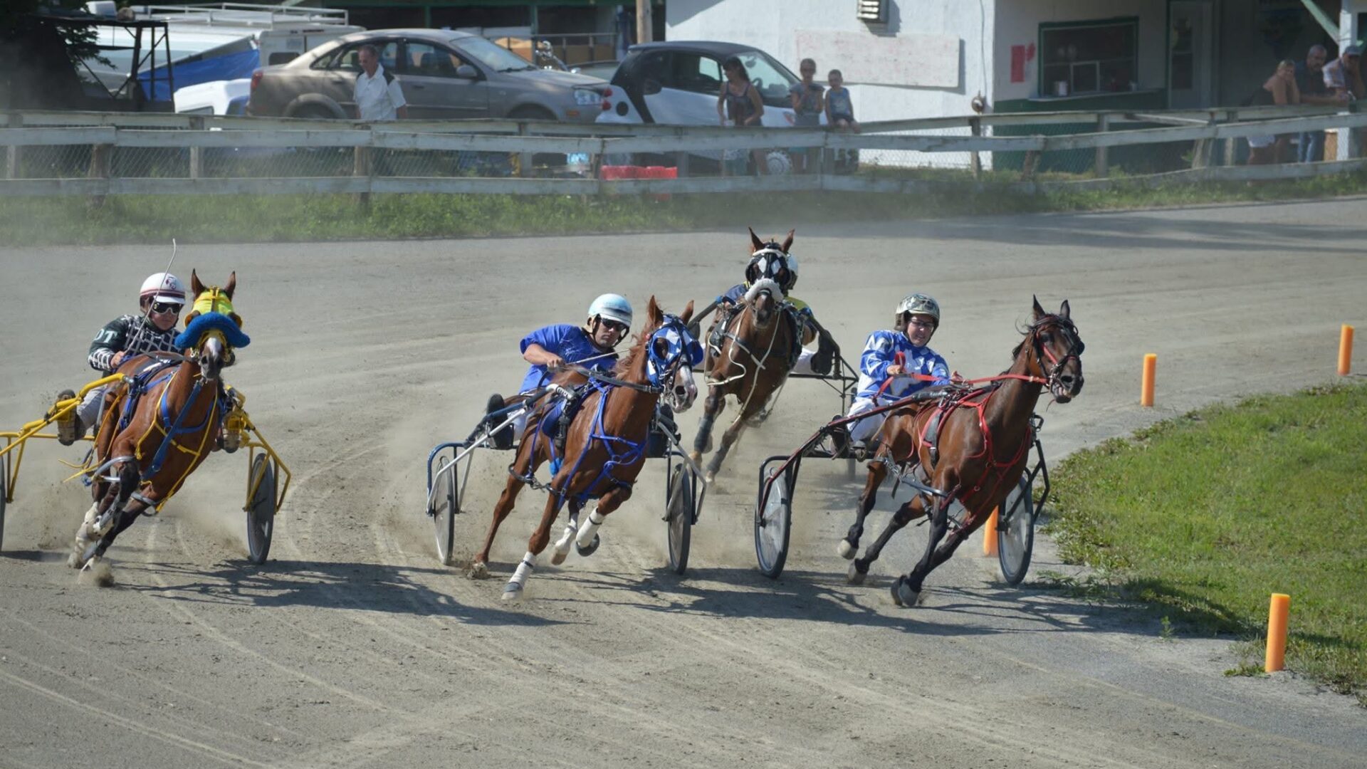 Des conducteurs s'élancent sur la piste avec leur cheval. Des conducteurs s'élancent sur la piste avec leur cheval. Des conducteurs s'élancent sur la piste avec leur cheval.Des conducteurs s'élancent sur la piste avec leur cheval. Photo gracieuseté Denis Marcotte