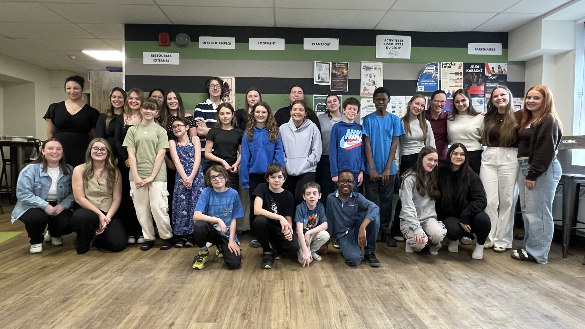 Les finissants de l'École des Grands en compagnie de leurs mentors. Photo gracieuseté