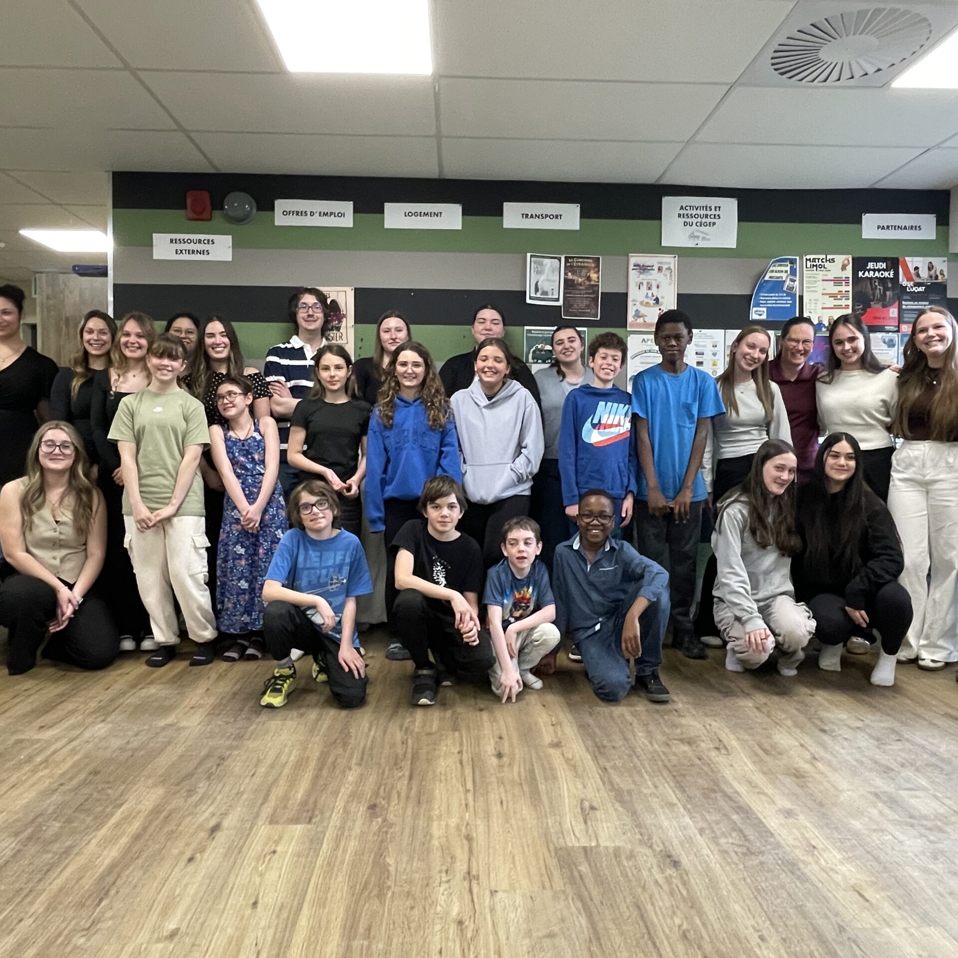 Les finissants de l'École des Grands en compagnie de leurs mentors. Photo gracieuseté
