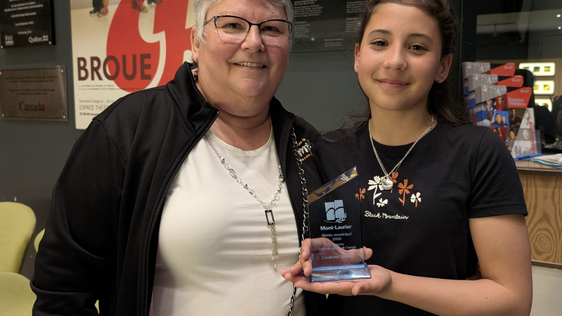 La lauréate du prix Bénévole junior 2026, Cendrine Quintal, en compagnie de sa grand-mère, Marie-Paule Vincent.