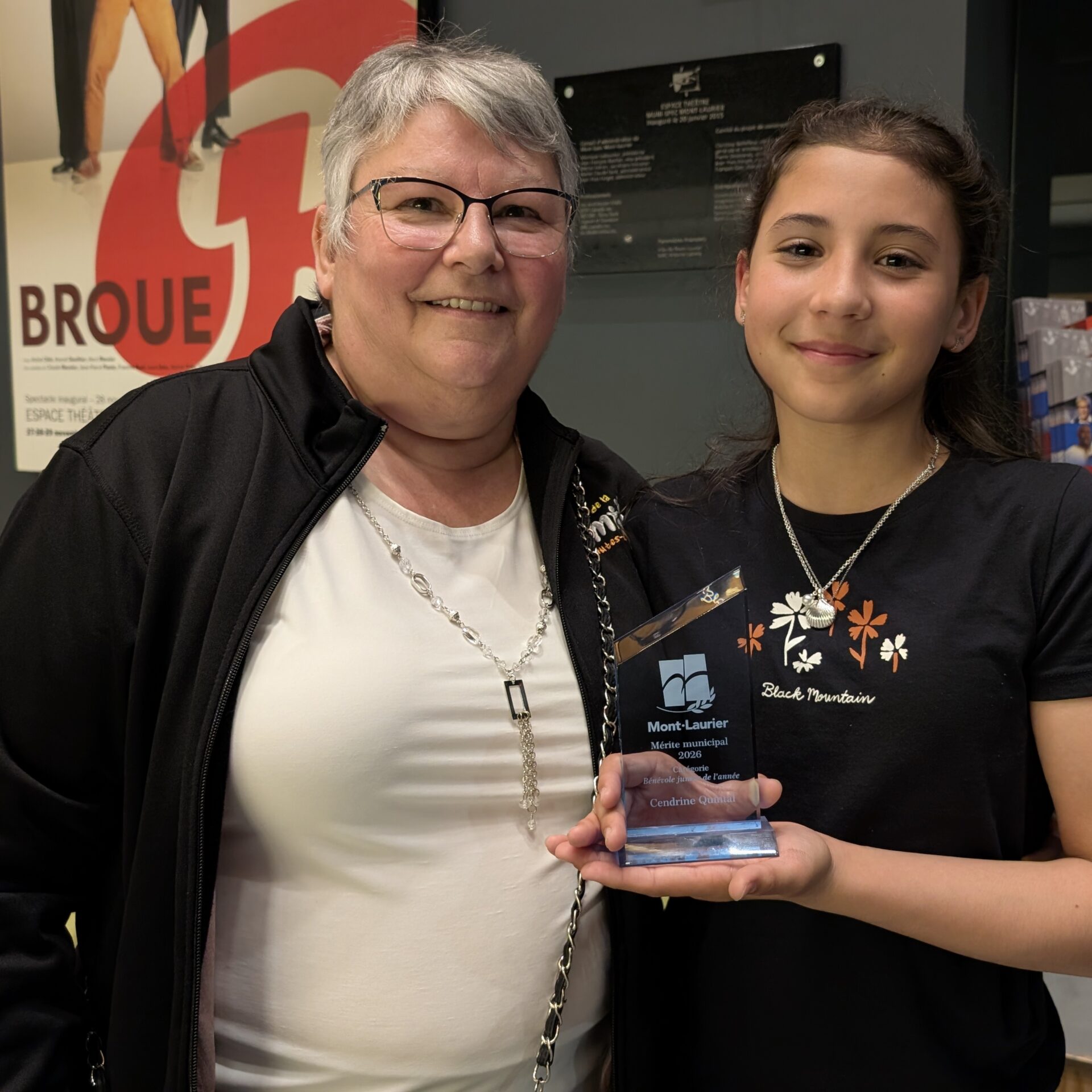 La lauréate du prix Bénévole junior 2026, Cendrine Quintal, en compagnie de sa grand-mère, Marie-Paule Vincent.