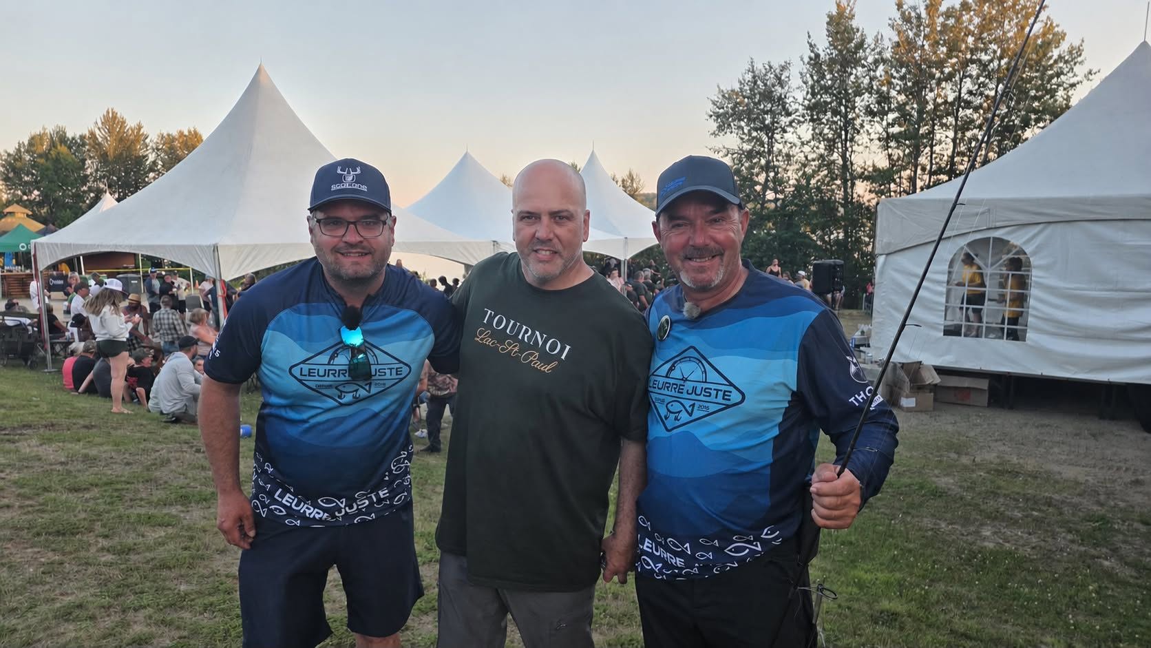 Claude Dufour et deux hommes e l'organisme Leurre Juste à la pêche.
(Photo gracieuseté)
