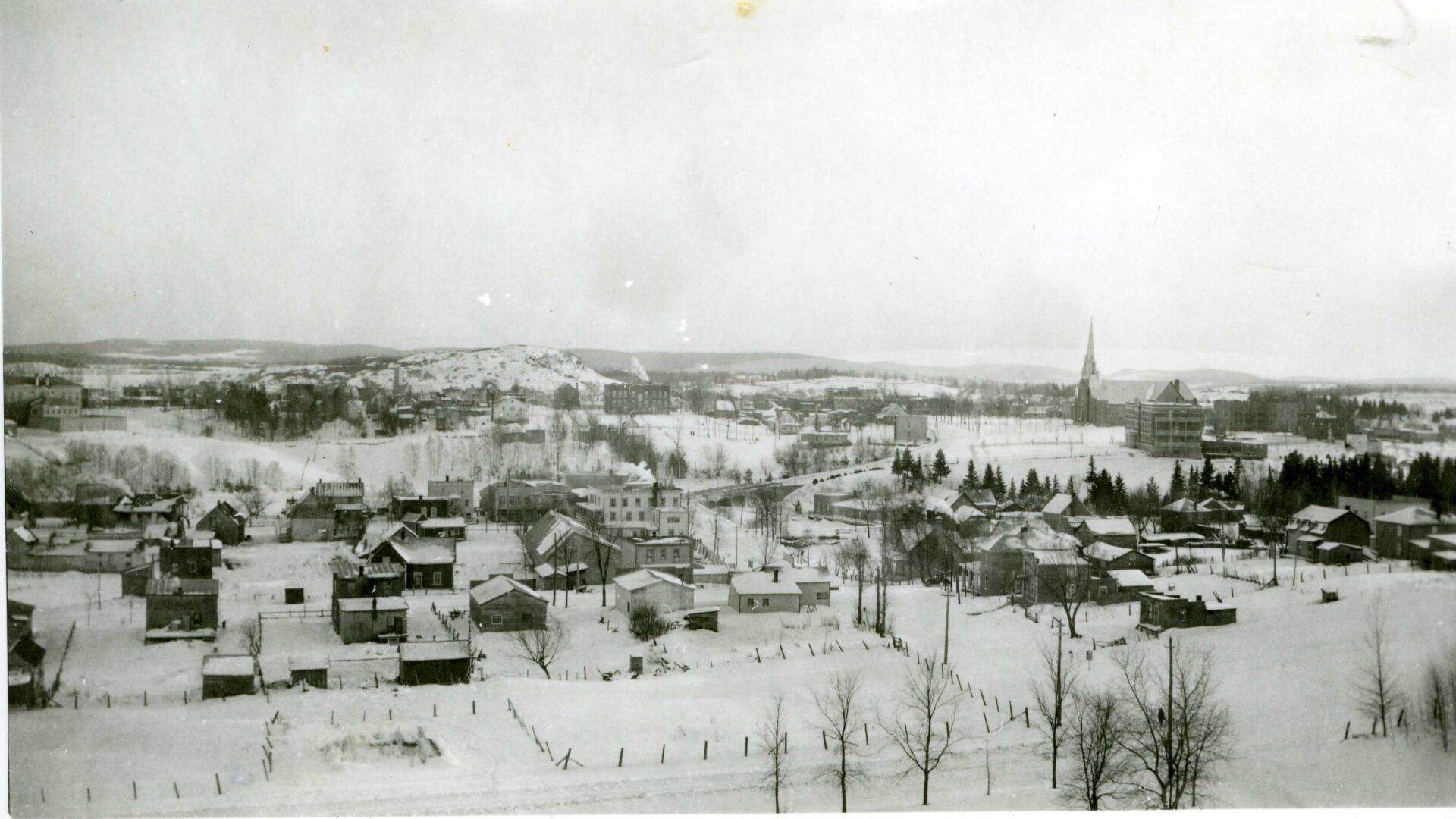 Vue hivernale de Rapide-de-L'Orignal (Mont-Laurier) prise de la colline à côté de la polyvalente. Décennie 1920. Photo gracieuseté SHGHL