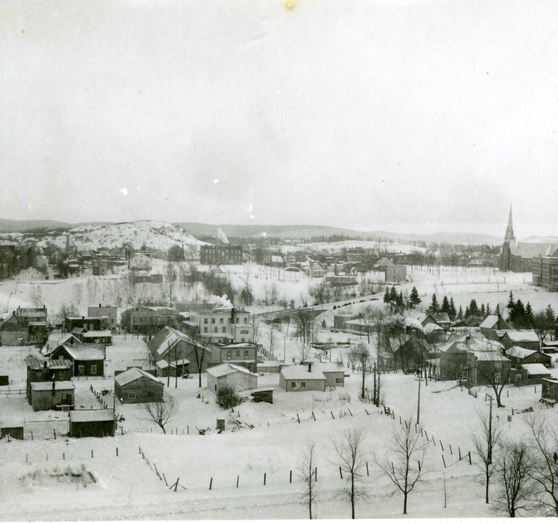 Vue hivernale de Rapide-de-L'Orignal (Mont-Laurier) prise de la colline à côté de la polyvalente. Décennie 1920. Photo gracieuseté SHGHL