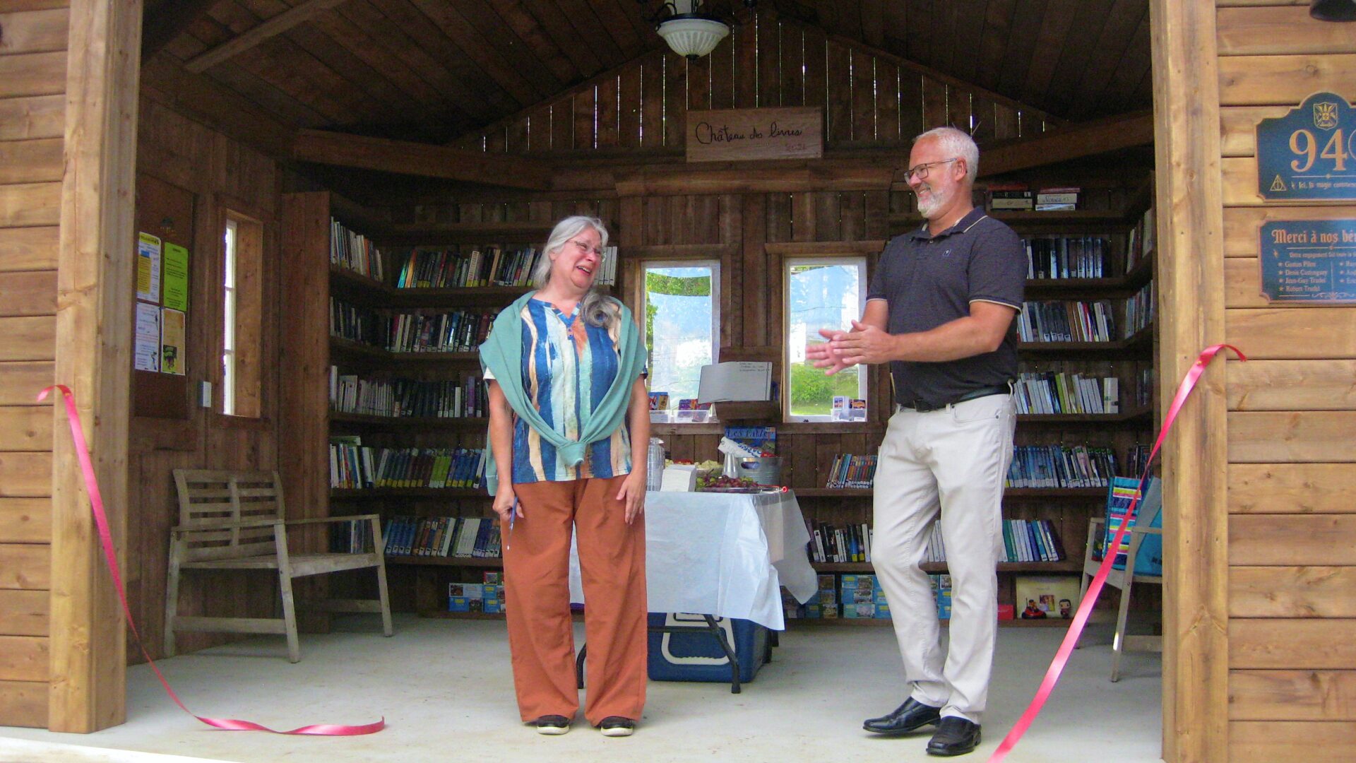 Au portail du Château des livres, Marie-France Dansereau, responsable de la bibliothèque et Pascal Bissonnette, maire de Mont-Saint-Michel. Photo gracieuseté