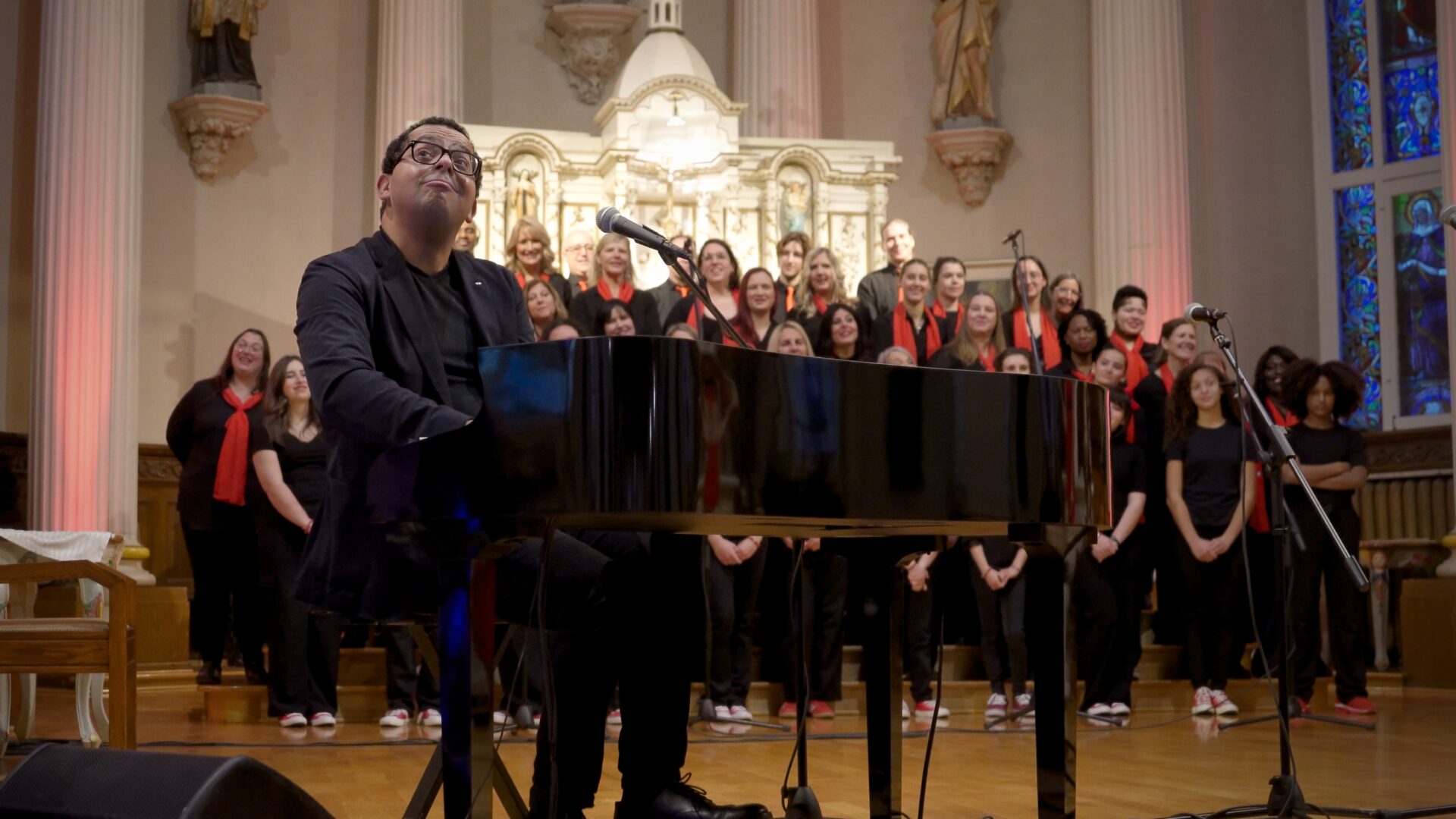 Gregory Charles parle de Gospel Live, de son lien avec le gospel et du plaisir de faire chanter le public dans les églises du Québec. Photo gracieuseté
