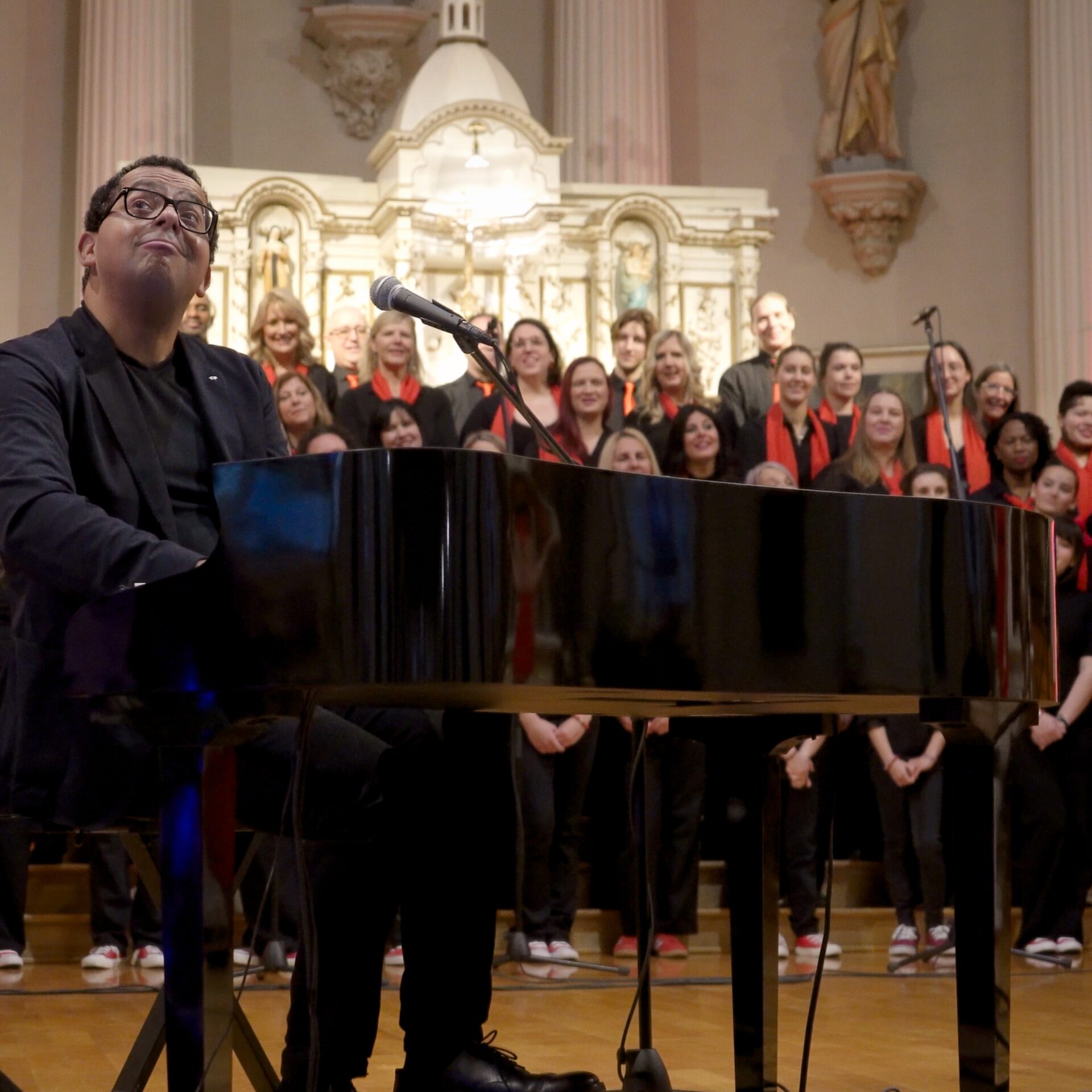Gregory Charles parle de Gospel Live, de son lien avec le gospel et du plaisir de faire chanter le public dans les églises du Québec. Photo gracieuseté