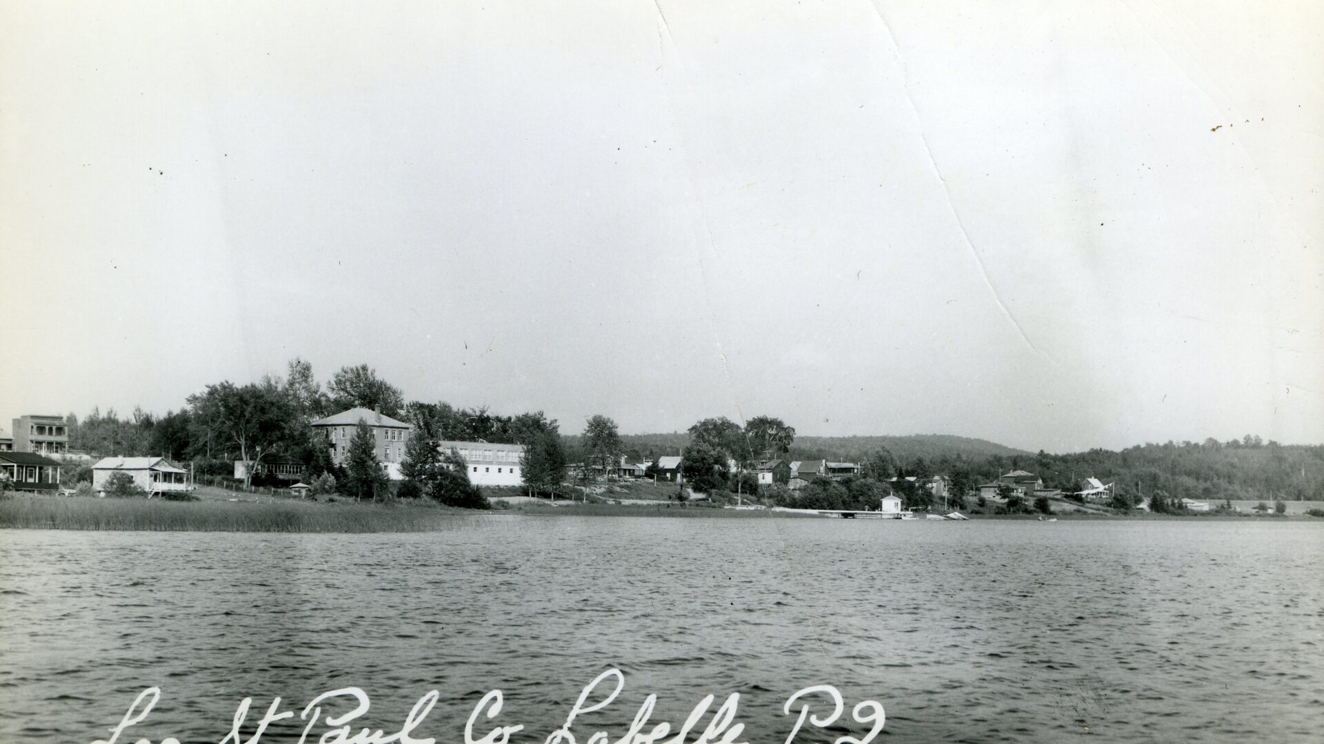 @BV: Maisons sur la rive du lac Saint-Paul. Seconde moitié du 20e siècle. Photo gracieuseté SHGHL