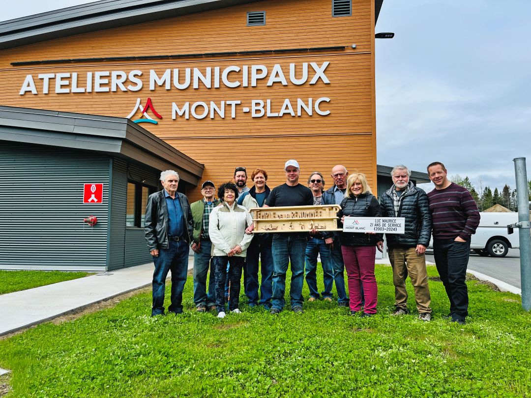 Dévoilement de la sculpture et de la première plaque odonymique pour souligner le travail des employés / Photo: Médialo – Patrice Francoeur