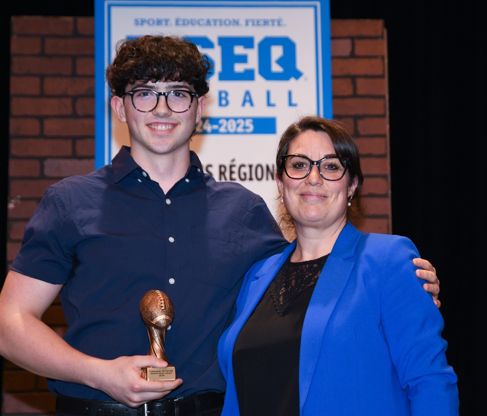Remis par la direction Marie-Sol Lacroix, Maxime-Olivier Leboeuf reçoit le prix du coéquipier de l'année.  
(Photo Jean-Marie Savard)