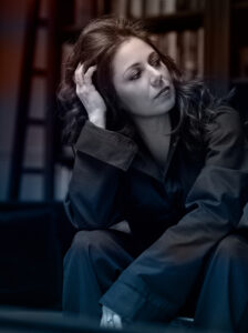 Femme avec une main dans les cheveux