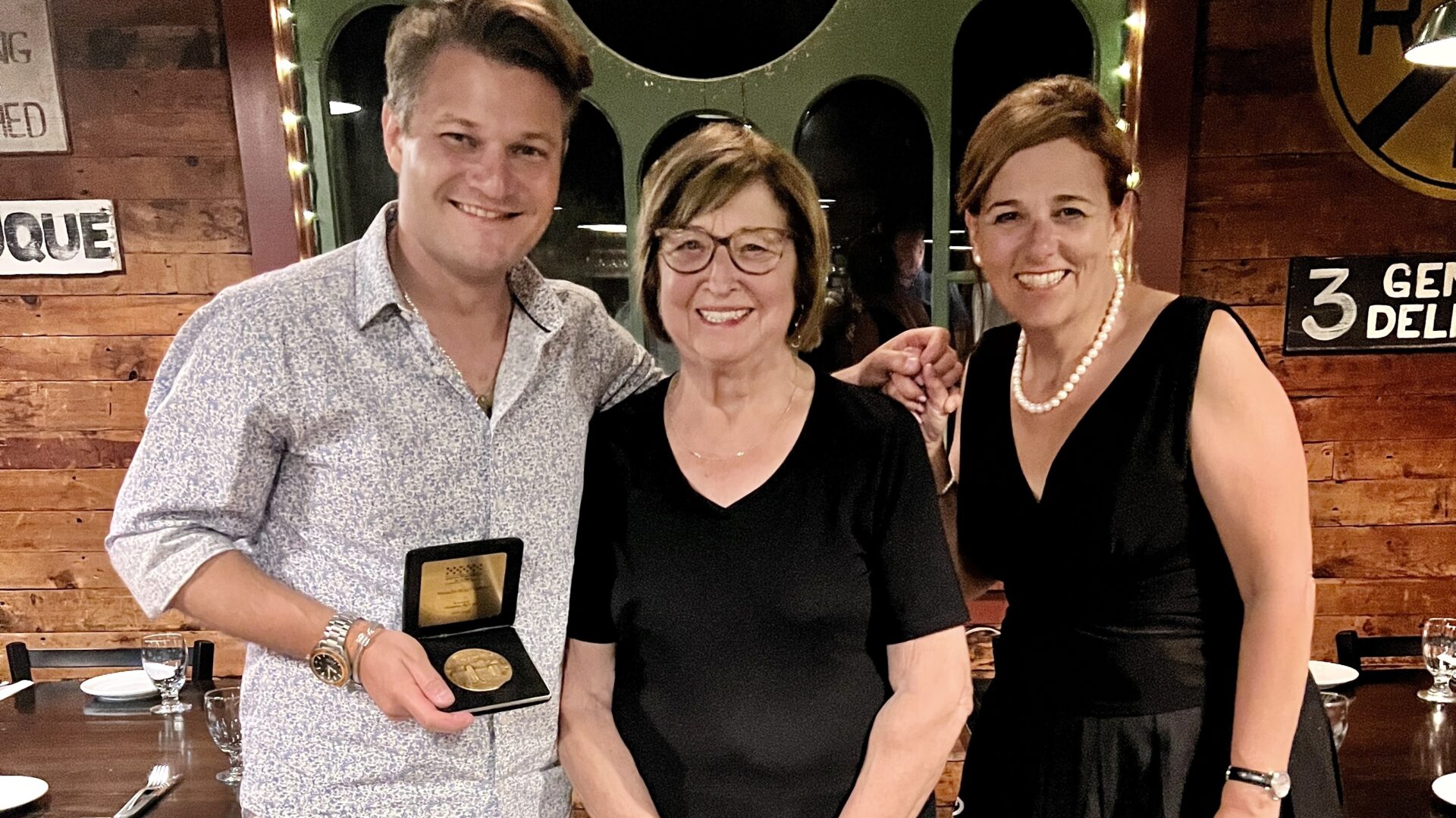 Mme Barrette en compagnie d’Alexandre Da Costa et de Chantale Jeannotte, députée de Labelle, lors de la remise de la médaille de l’Assemblée nationale du Québec au directeur artistique de l’Orchestre philharmonique du Québec.
Photo: gracieuseté