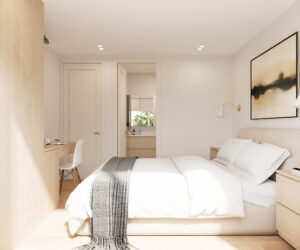 Une chambre à coucher paisible sur des tons de blanc et de crème.