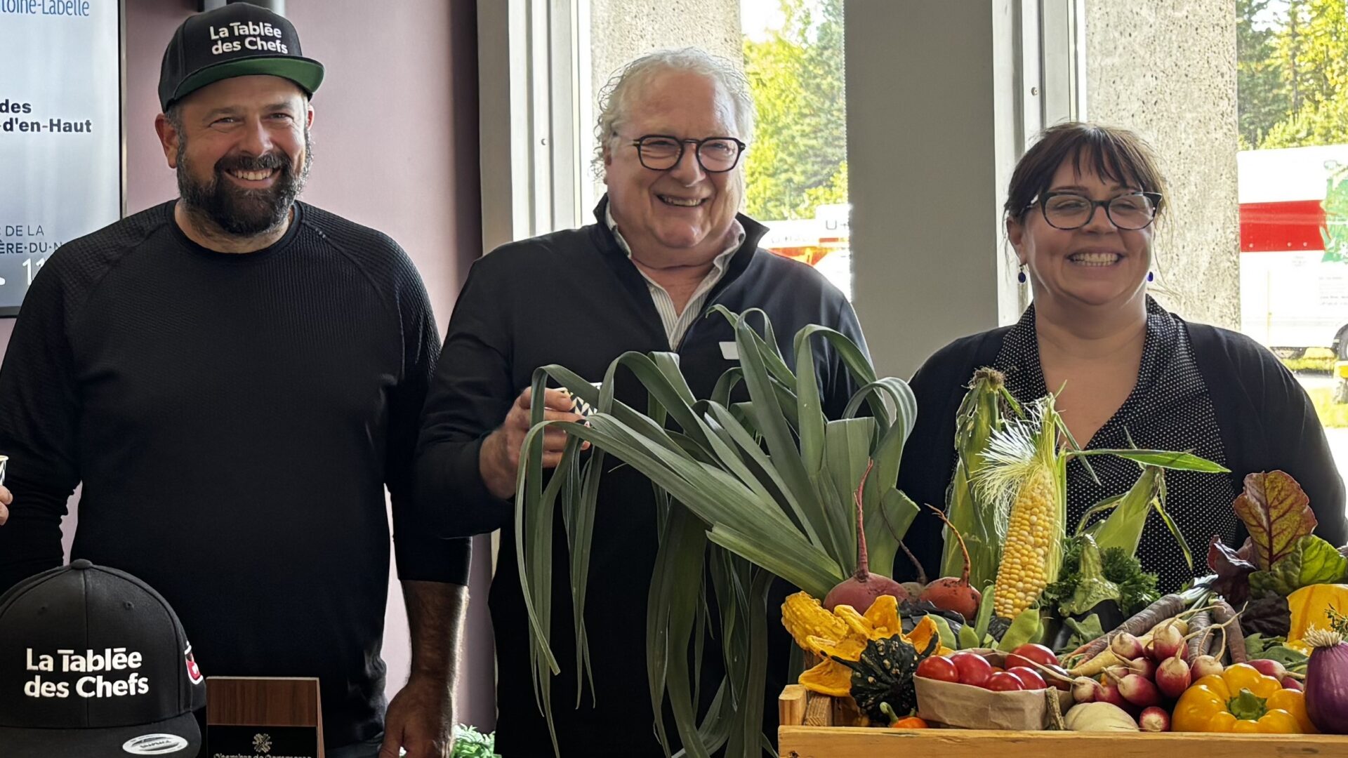 Dans l’ordre habituel : Jean-François Archambault, fondateur et directeur général de la Tablée des Chefs; Pierre Morin, président du conseil d’administration de La Manufacture Laurentides et Véronique Bernard, directrice du CFAM. / Photo: gracieuseté
