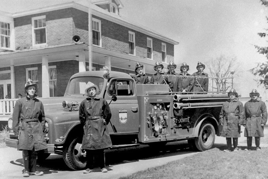 Premier camion de pompier à Saint-Jovite en 1950 devant le presbytère. / Photo: Sopabic     