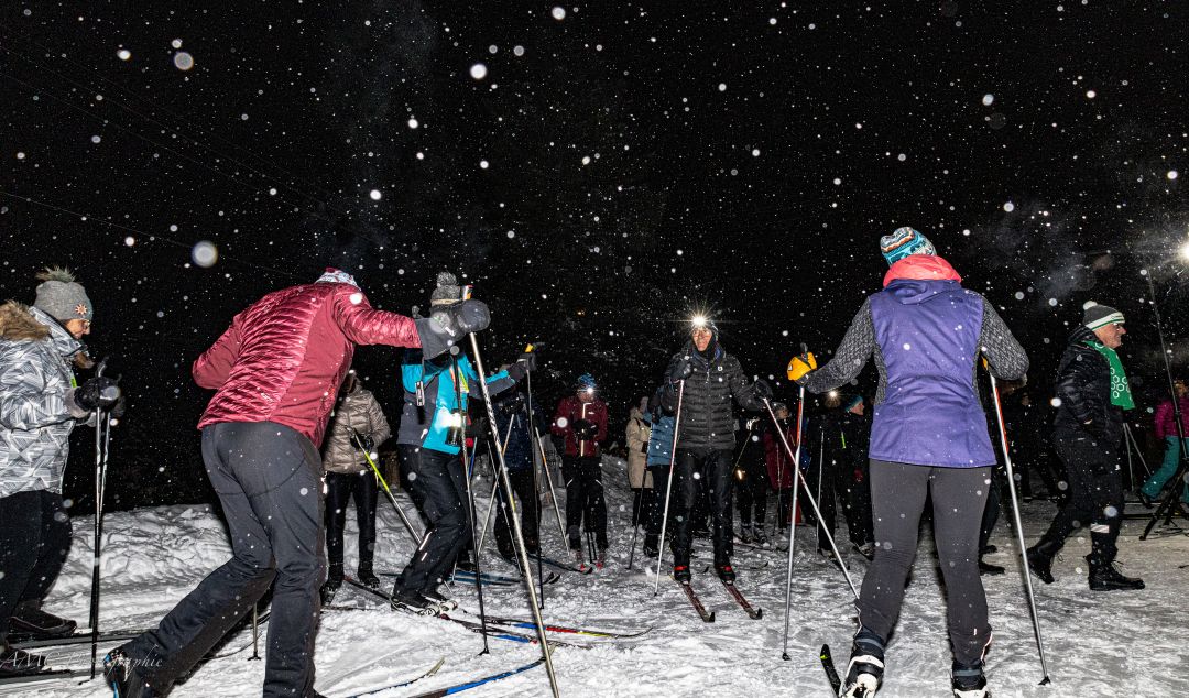 Photo: AMC Photographie / 


@BV: Les fondeurs prenant d'assaut les pistes du Parc régional de Sainte-Agathe lors de l'édition 2025 de la Randonnée sous les étoiles.