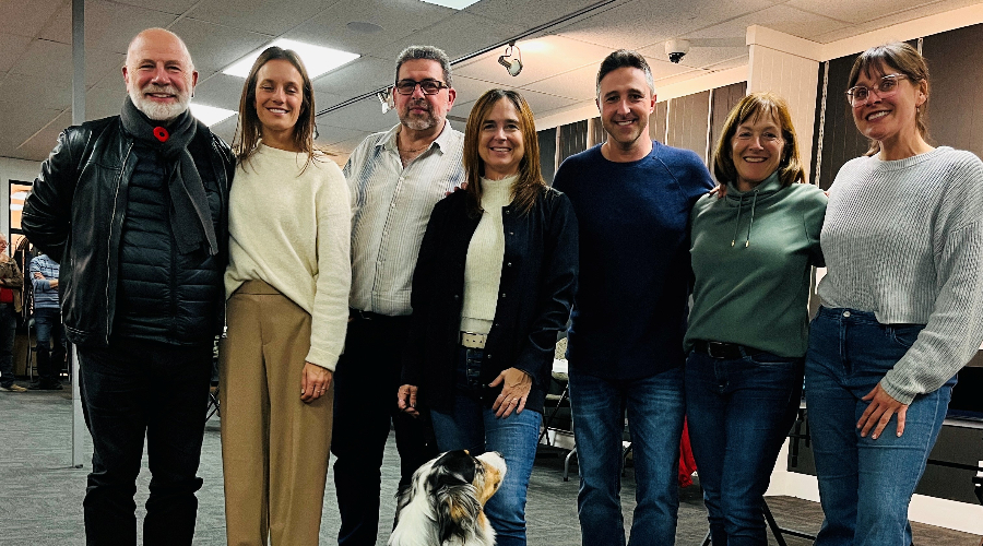 Dominique Laverdure avec quelques candidats au poste de conseiller, dans leurs bureaux, 10 minutes après la fermeture des bureaux de vote. (Photo Médialo - Patrice Francoeur)